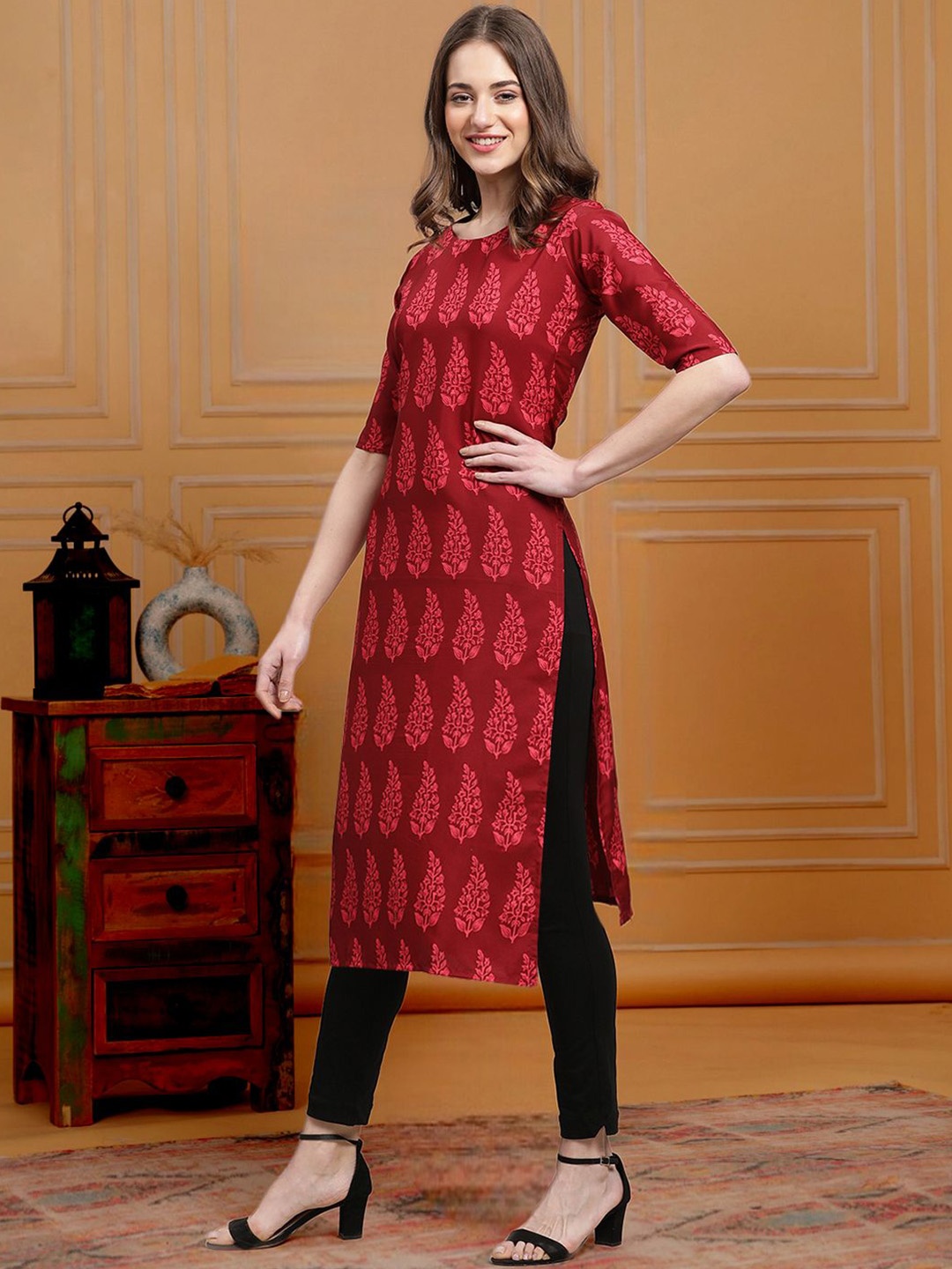 

7Threads Floral Printed Round Neck Short Sleeves Regular Straight Kurta, Red