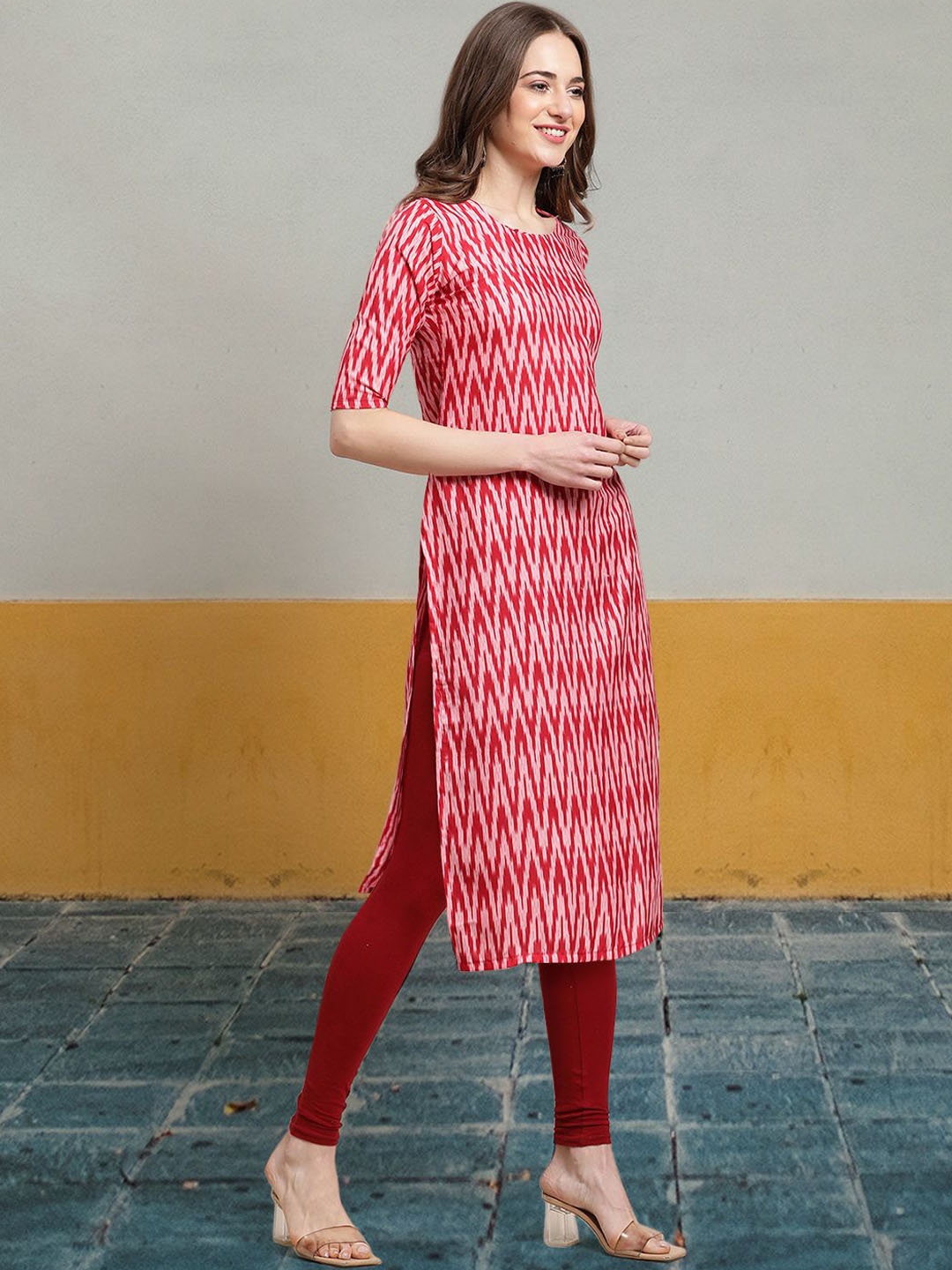 

7Threads Geometric Printed Round Neck Crepe Straight Kurta, Pink