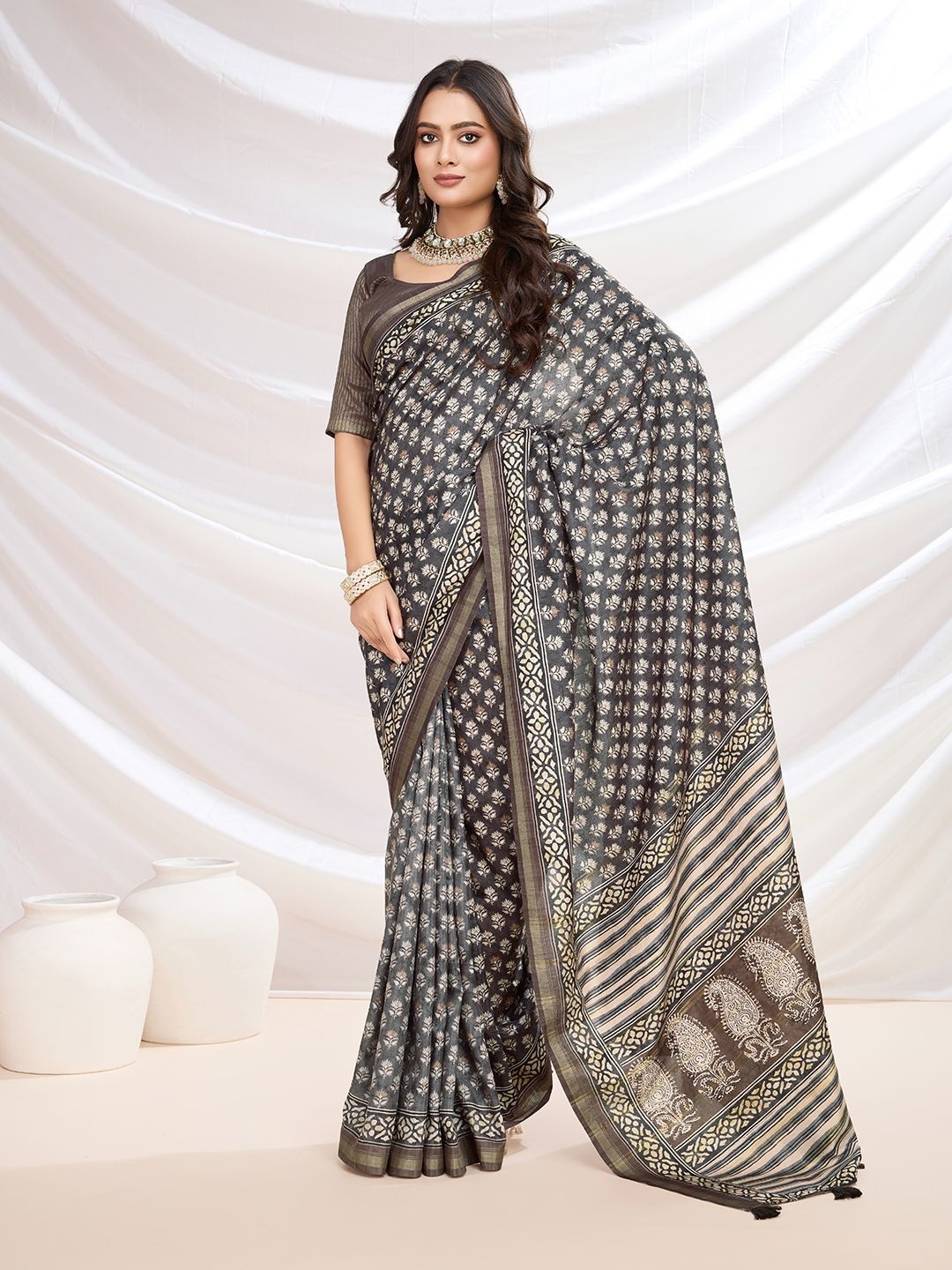 

Ishin Floral Printed Saree With Blouse Piece, Black