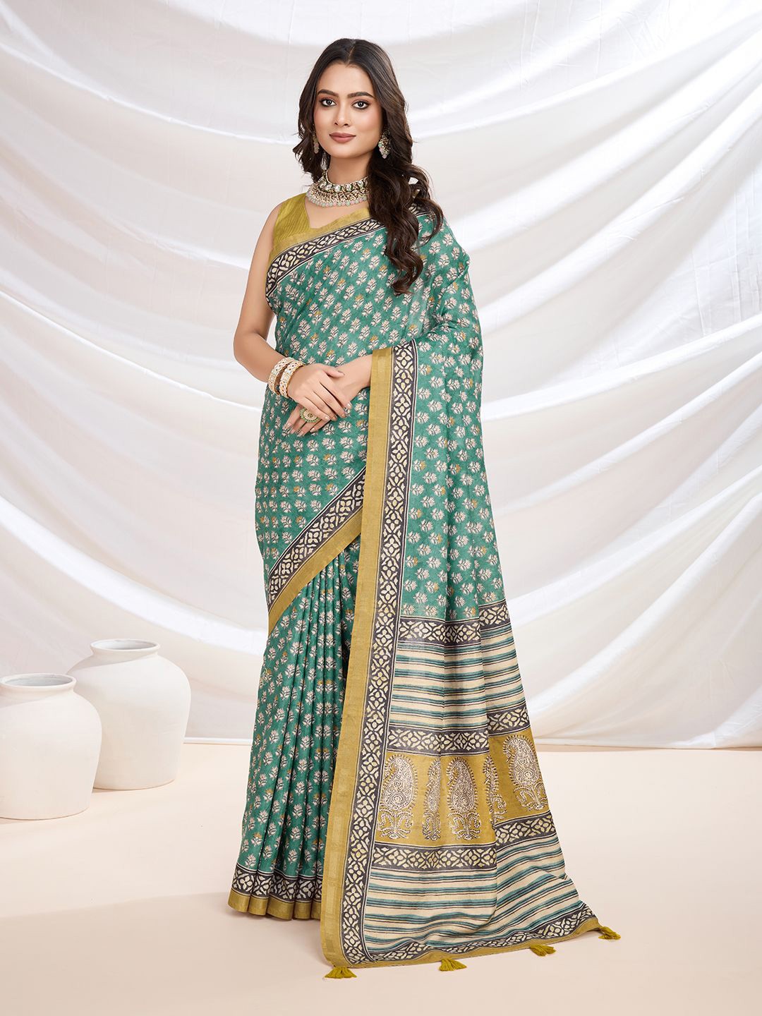 

Ishin Floral Printed Zari Saree With Blouse Piece, Green