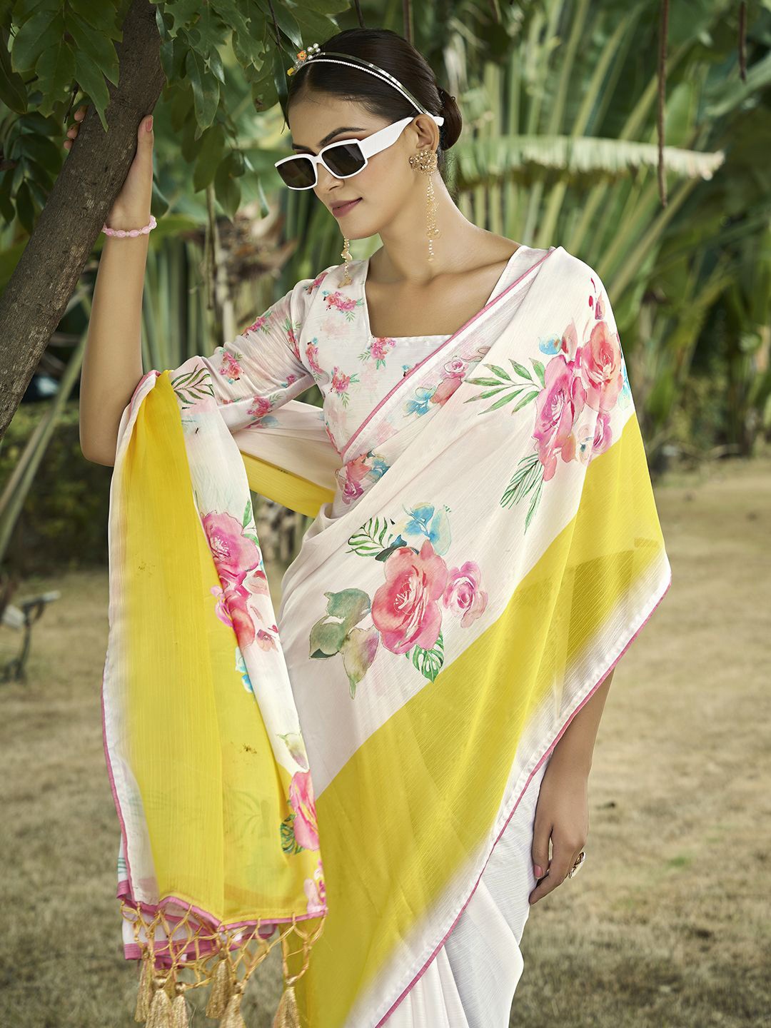 

Ishin Floral Printed Saree With Blouse Piece, Cream
