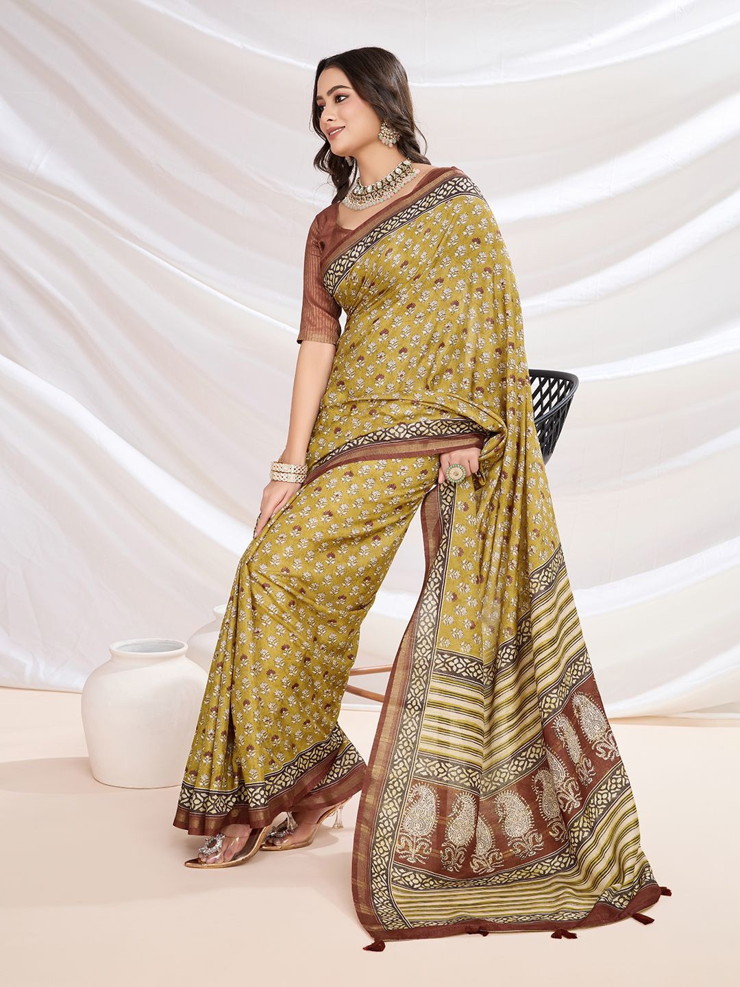 

Ishin Floral Printed Saree With Blouse Piece, Yellow