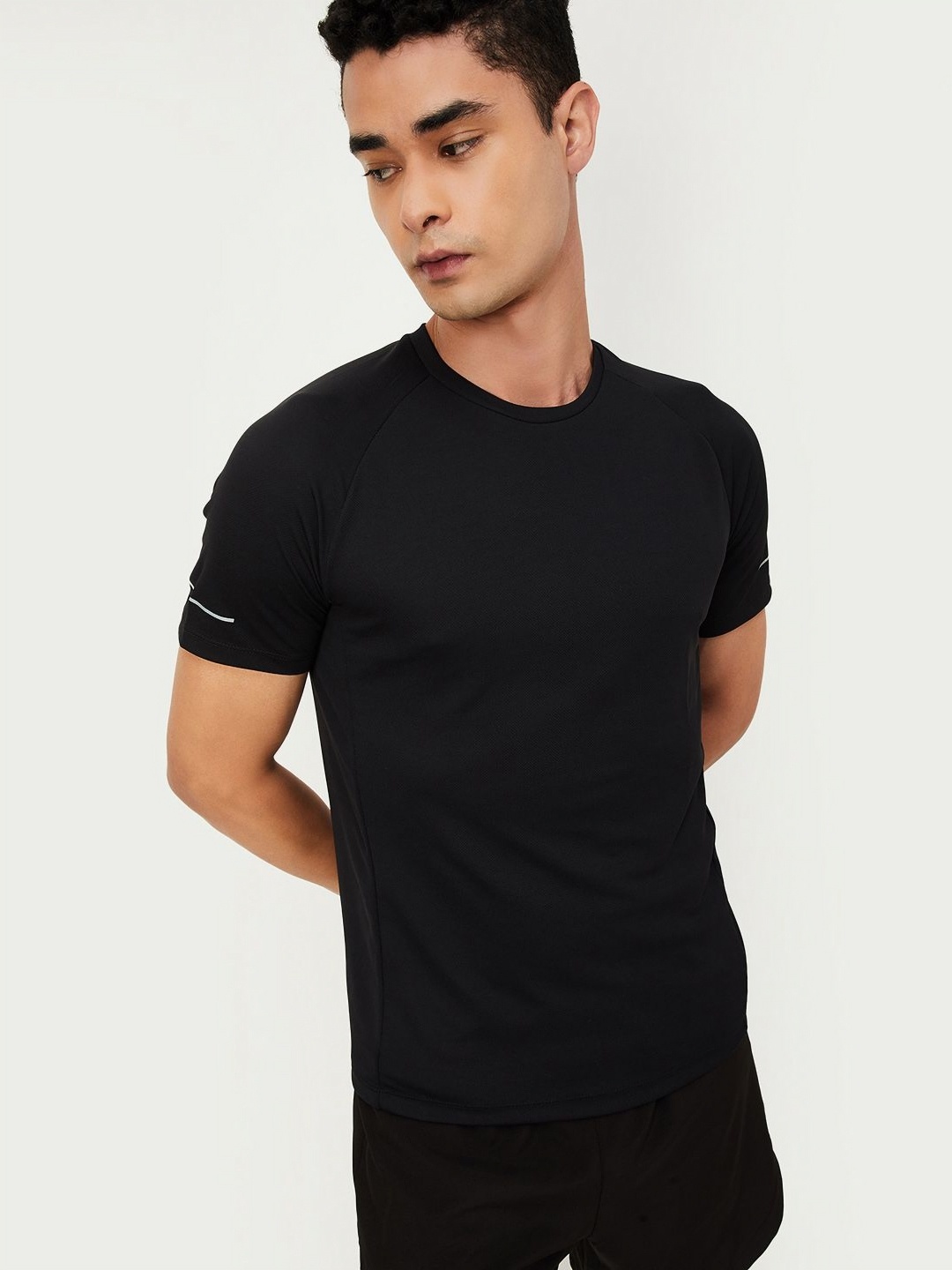 

max Men Solid Round Neck T-shirt, Black