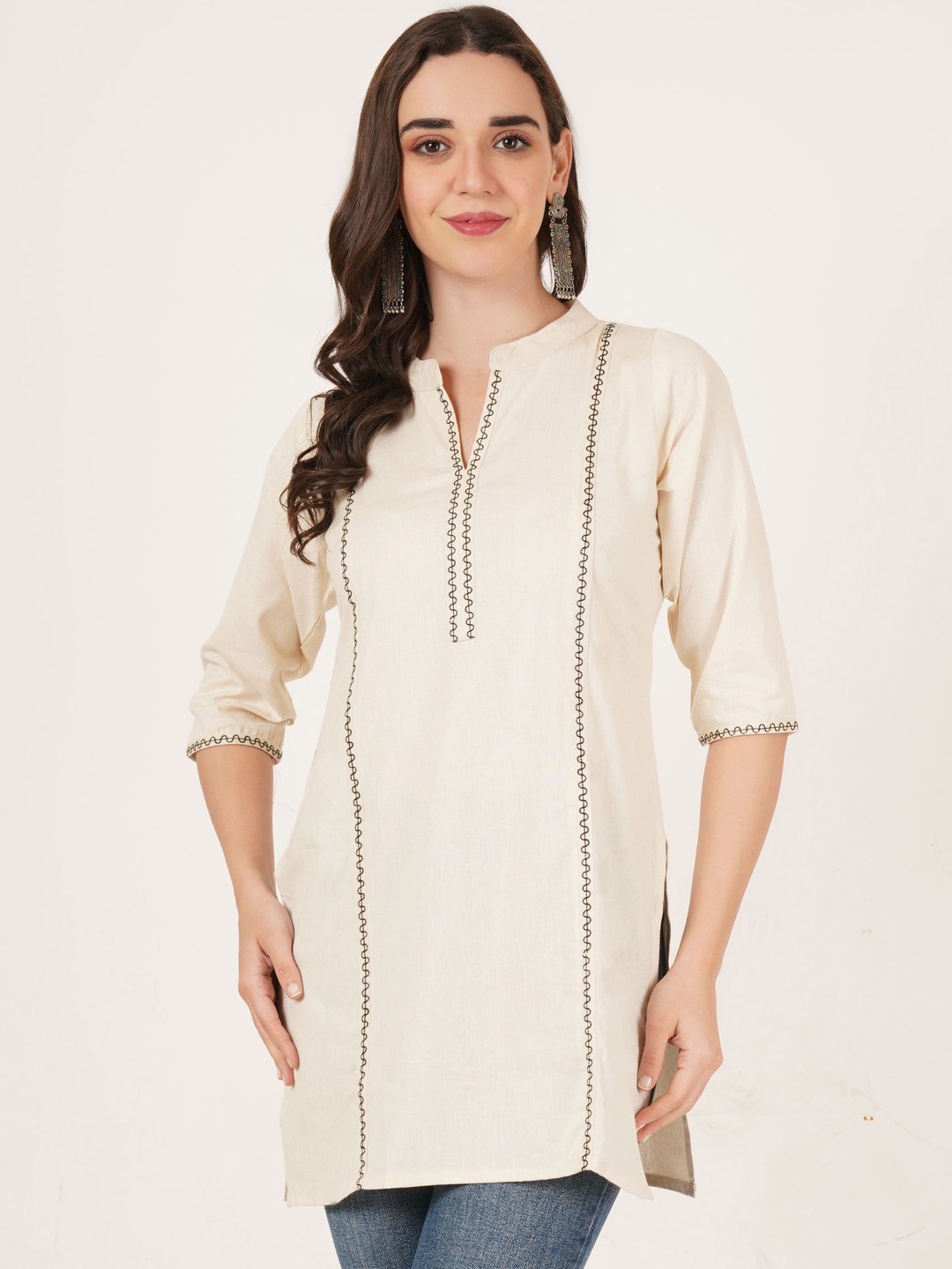 

Brownverse Embroidered Mandarin Collar Gotta Patti Straight Cotton Kurta, Off white