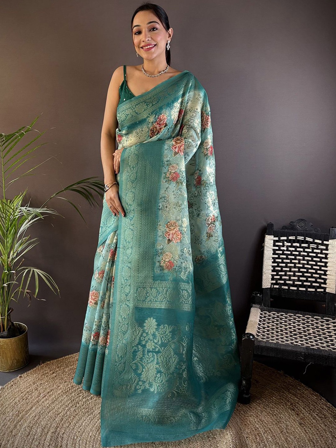 

Mitera Floral Printed Saree With Blouse Piece, Blue