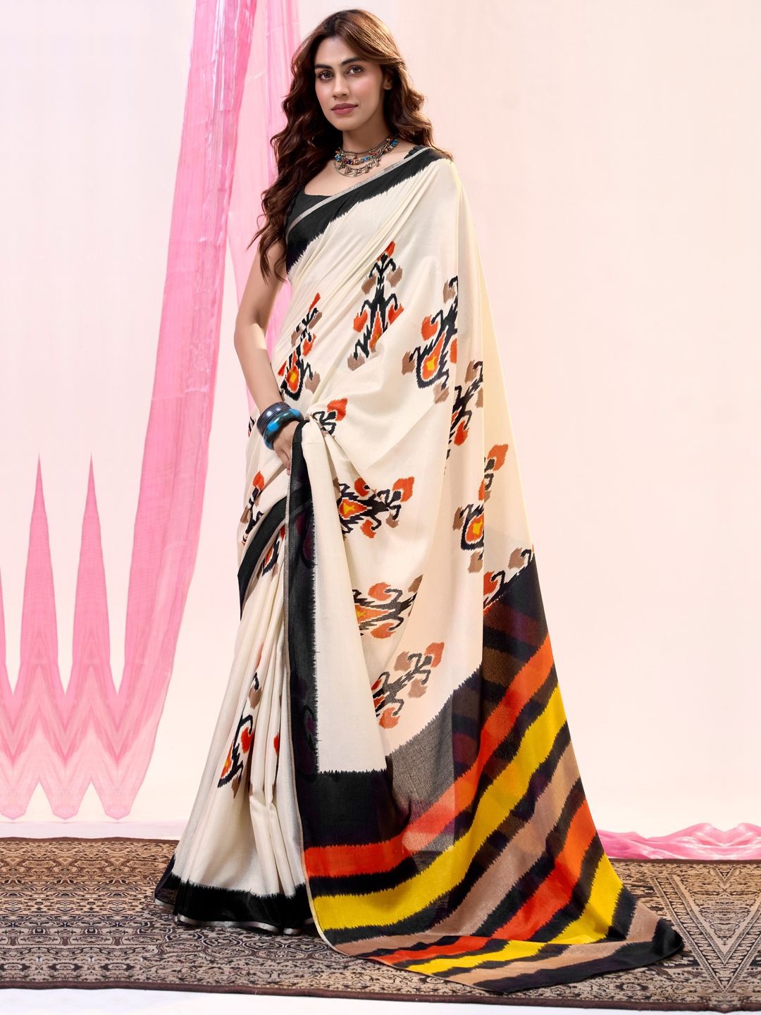 

CHUDIYA Ethnic Motifs Printed Patola Saree, Off white