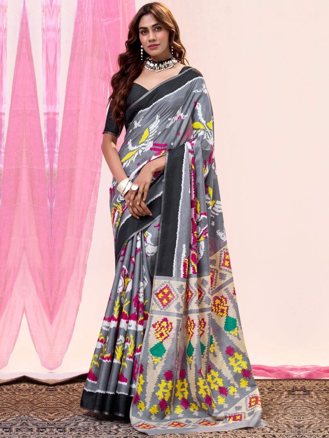 

CHUDIYA Ethnic Motifs Printed Patola Saree, Grey