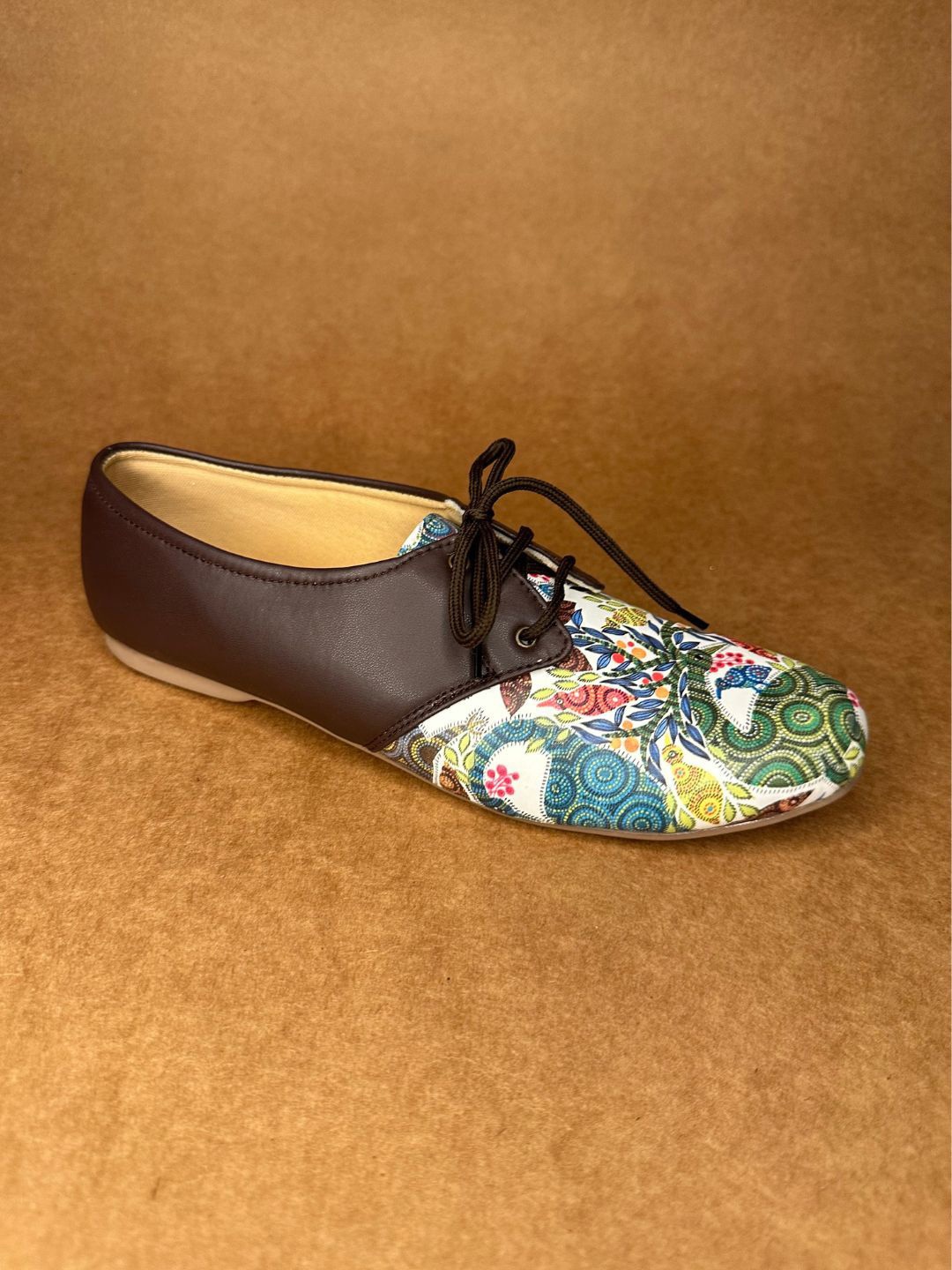 

Kanvas Women Vrddhi Bhil Art Lightweight Oxford Shoes, Brown