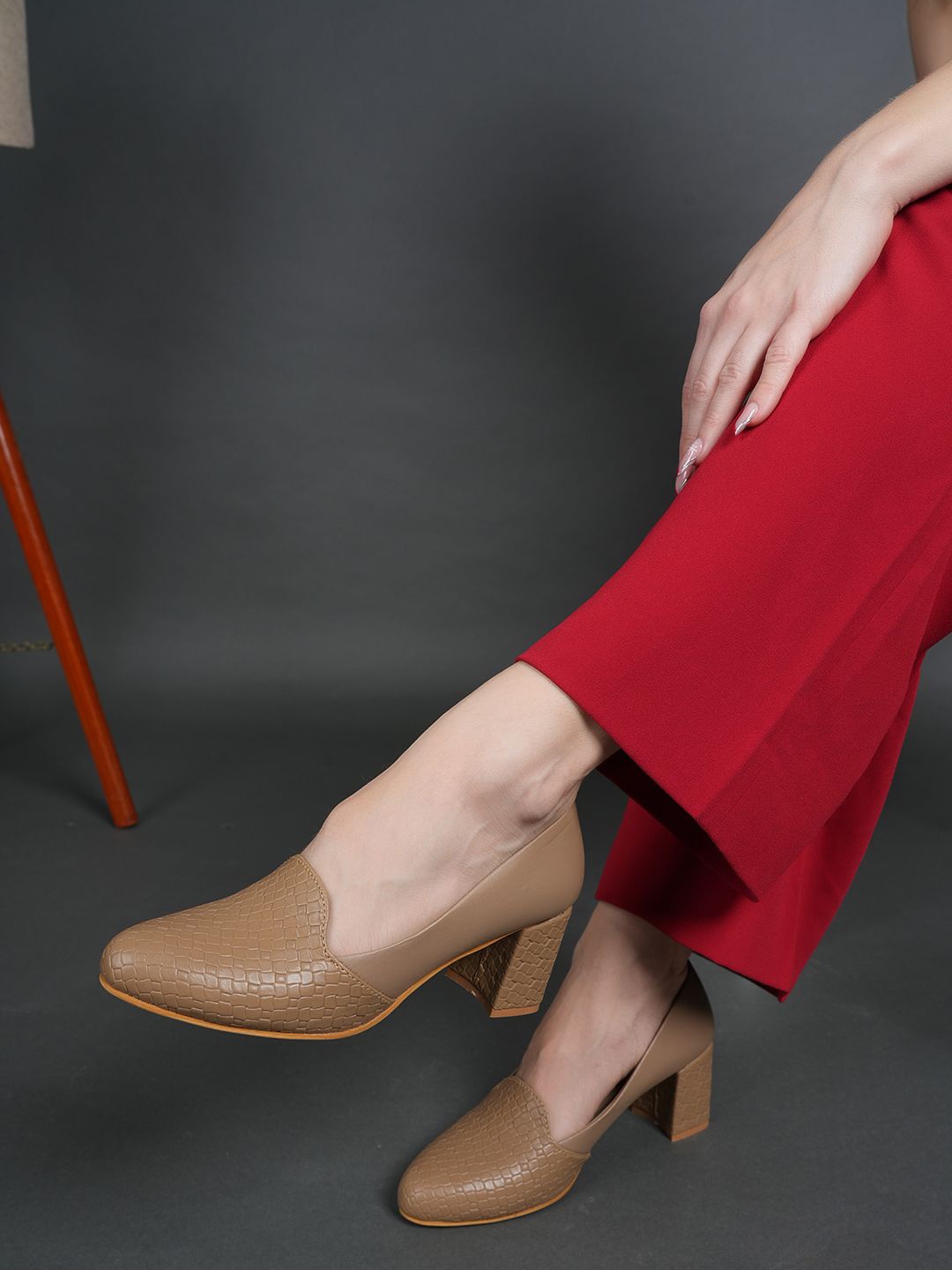 

DressBerry Women Pointed Toe Block Sandals, Beige