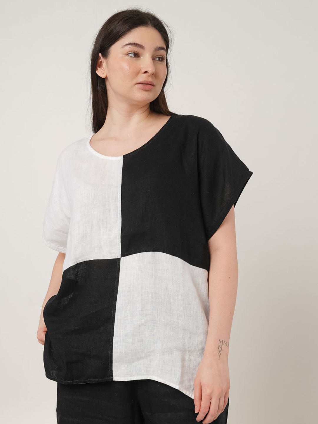 

Fabulous Women Colourblocked Pure Linen Boxy Top, Black