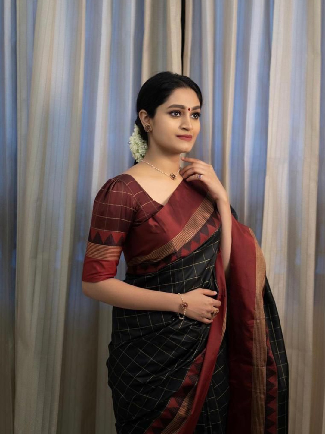 

Marziyaa Checked Banarasi Saree With Blouse Piece, Black