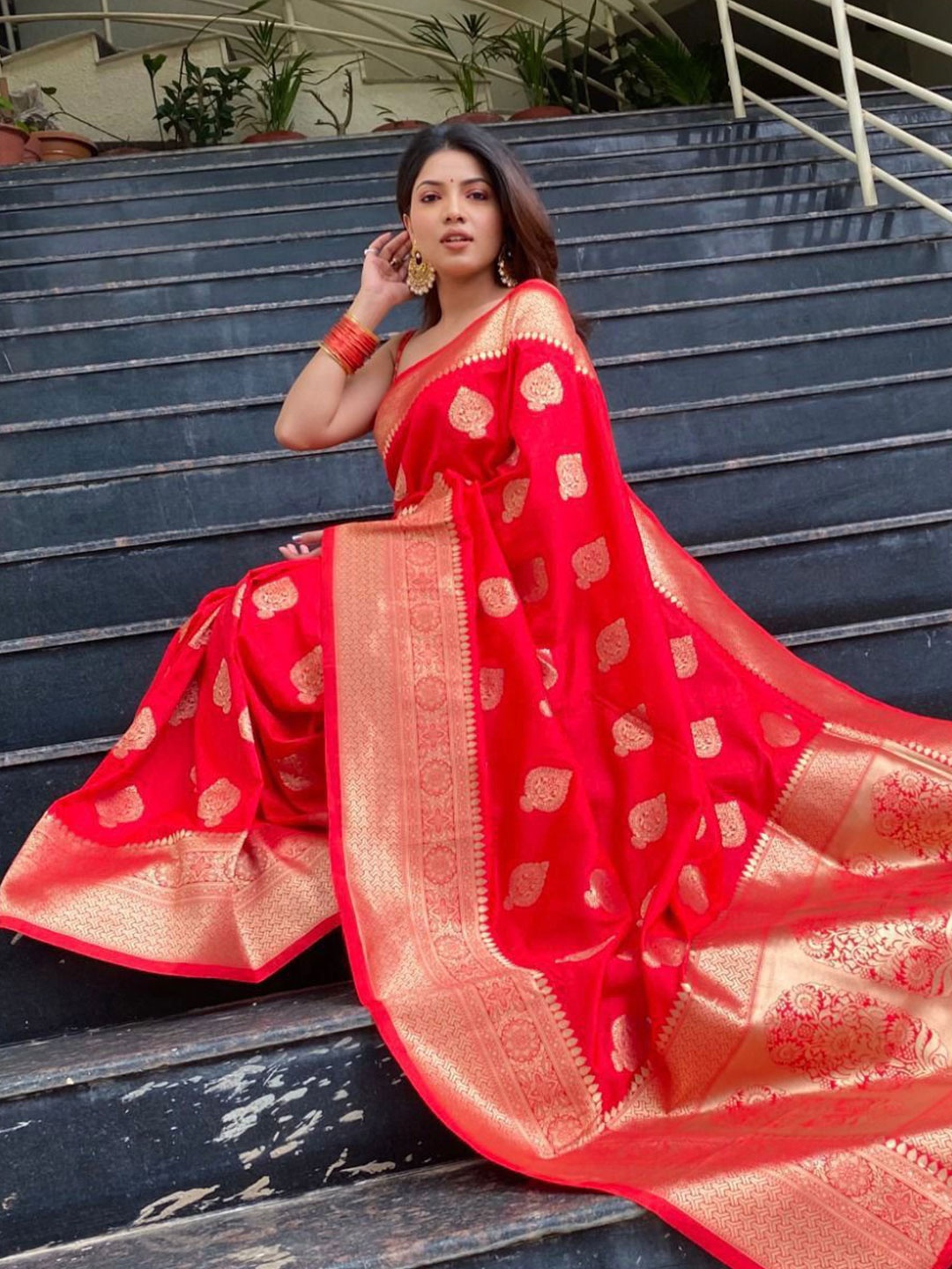 

Marziyaa Women Woven Design Sarees, Red