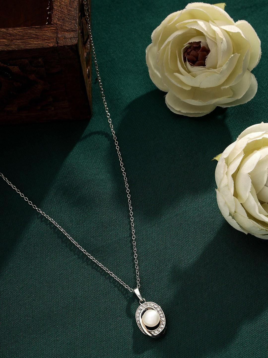 

DIAVO 925 Sterling Silver Rhodium-Plated Pearls Beaded Oval Pendant