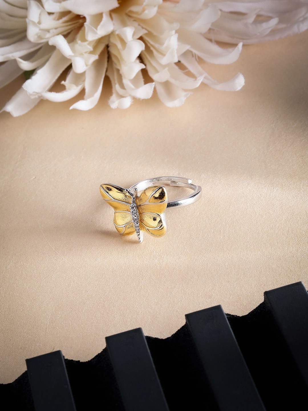 

DIAVO Sterling Silver Stones-Studded Tranquil Flutter Finger Ring