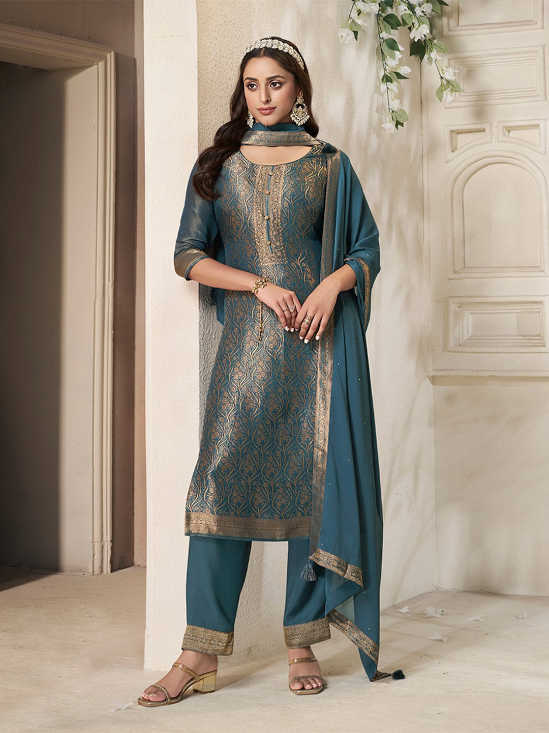 

Seerat Ethnic Motifs Self Design Straight Jaquard Silk Kurta With Trousers & Dupatta, Gold