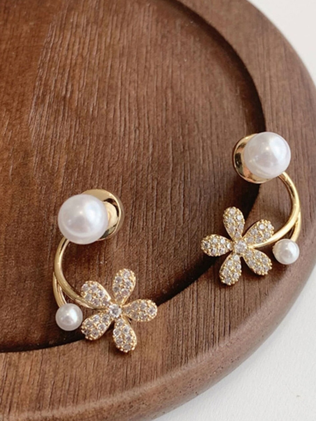 

PolluxCraft Gold-Plated Pearl Studded Floral Shaped Ear Cuff, White
