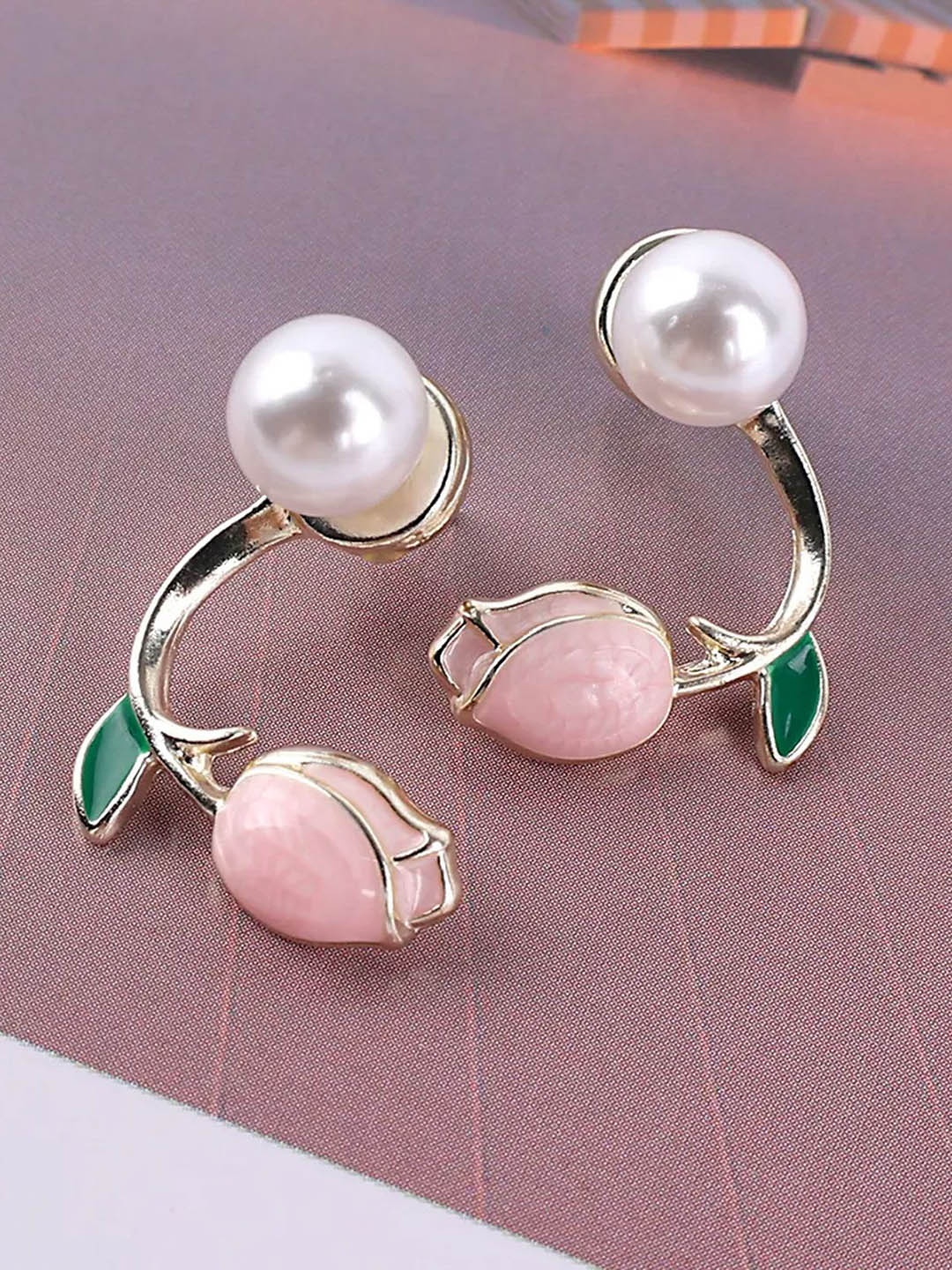 

PolluxCraft Gold-Plated Pearl Studded Floral Shaped Ear Cuff, White