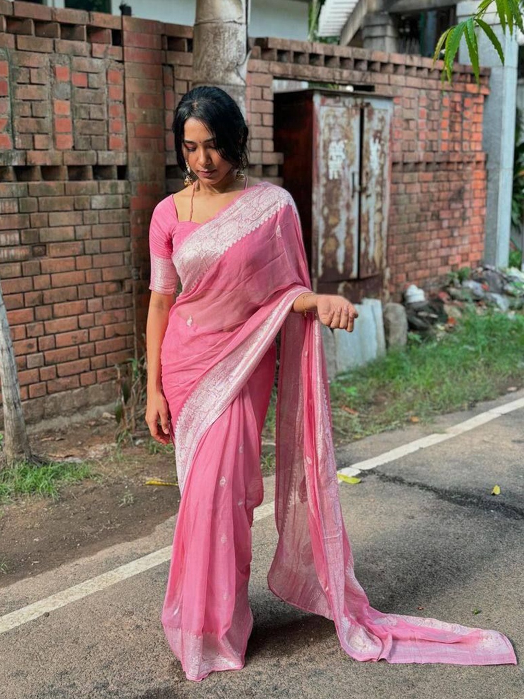 

Marziyaa Ethnic Motifs Zari Banarasi Saree, Pink