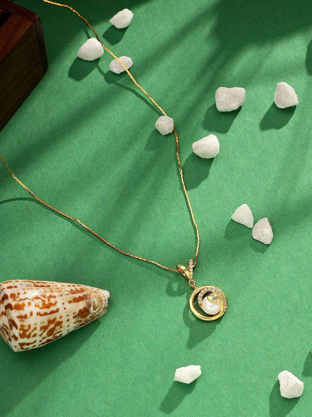

DIAVO 925 Sterling Silver Gold-Plated Pearls Beaded Oval Pendant