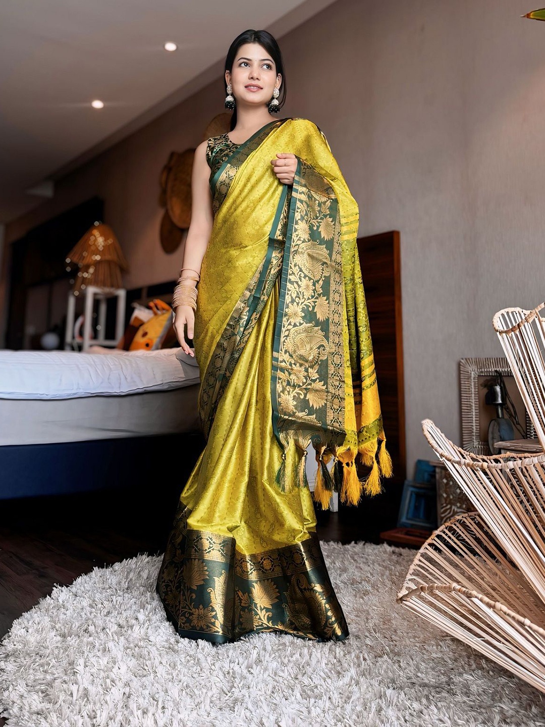 

LADY SHOPI Woven Design Zari Pure Silk Kanjeevaram Saree, Green