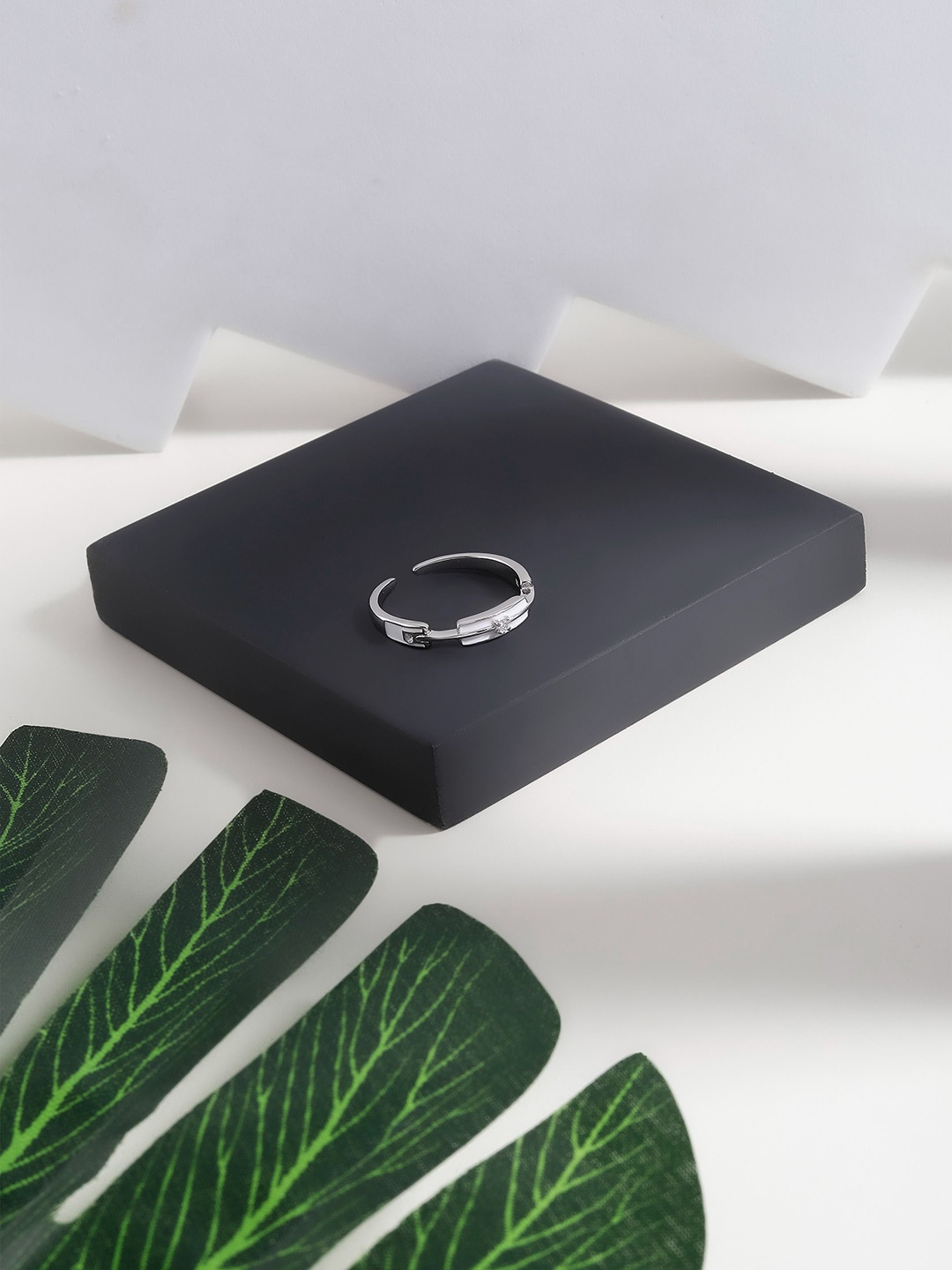 

DIAVO Stones-Studded The Eleanor Silver Finger Ring