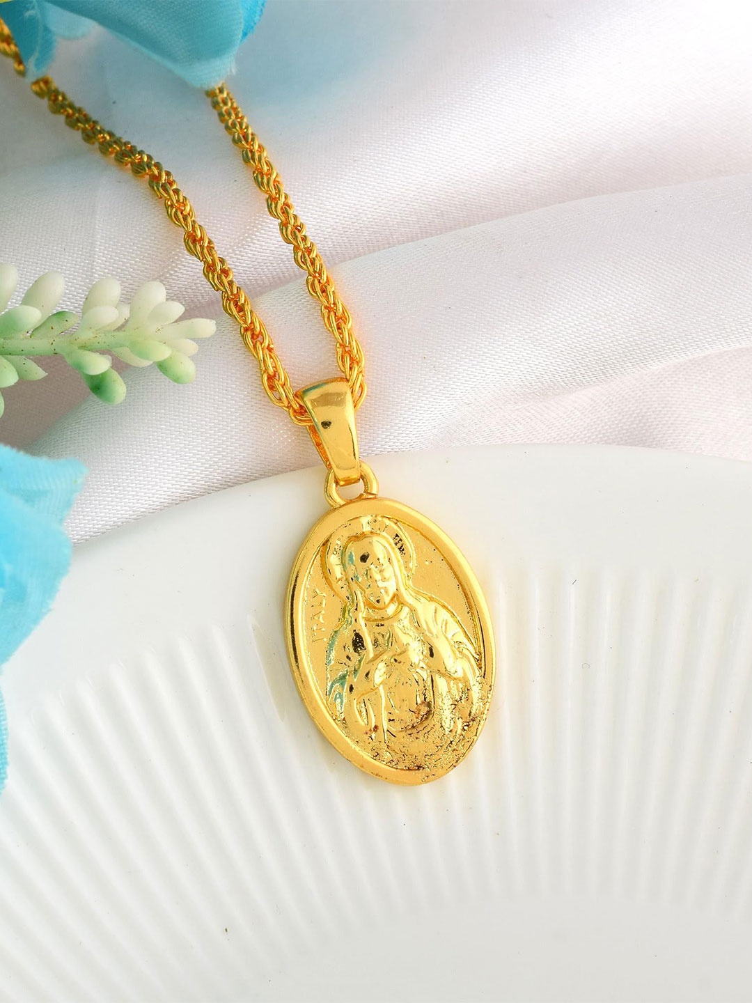 

MEMOIR Gold-Plated Jesus Pendant With Chain