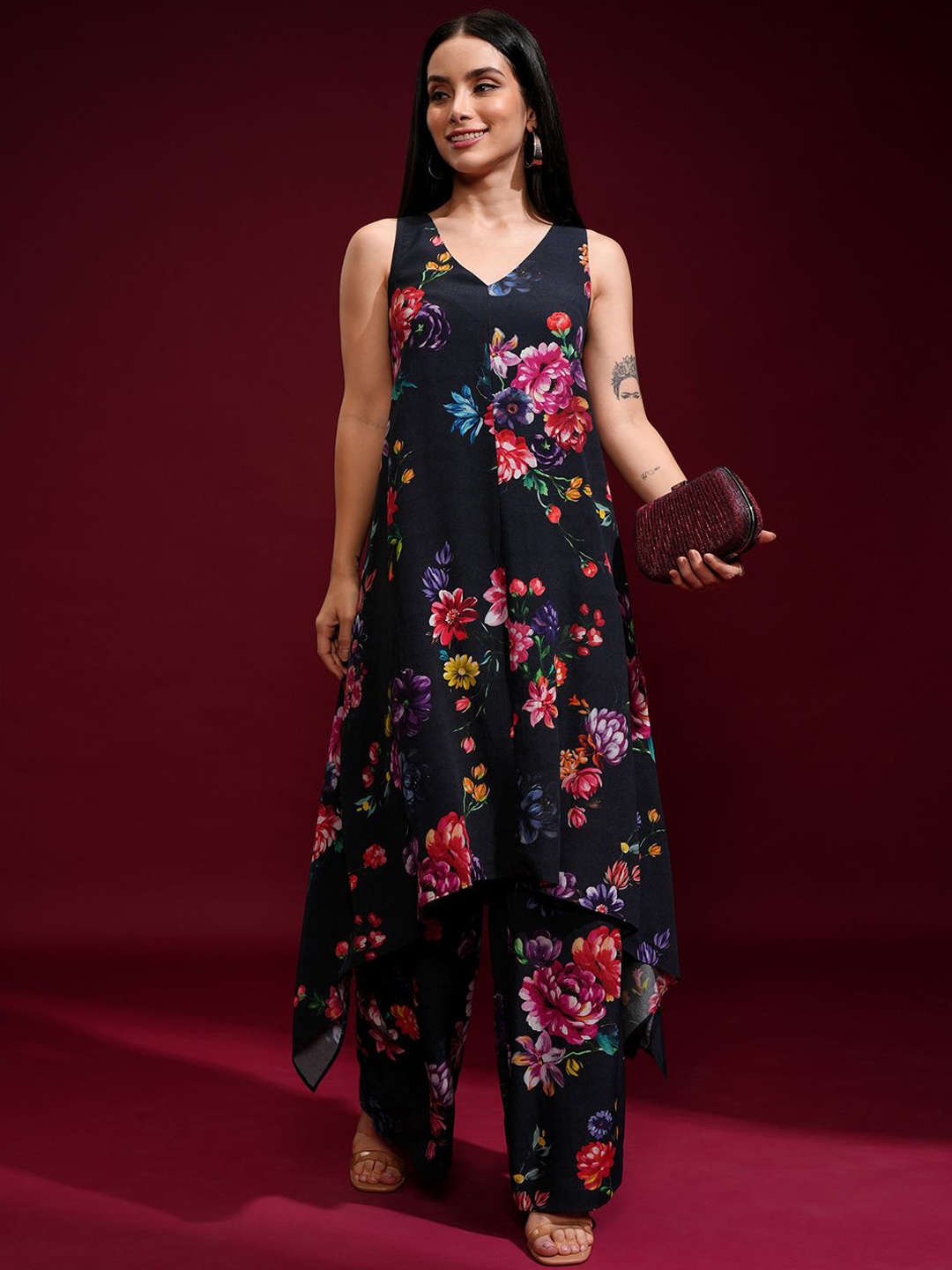 

Vishudh Floral Printed Flared Kurta With Palazzos, Black