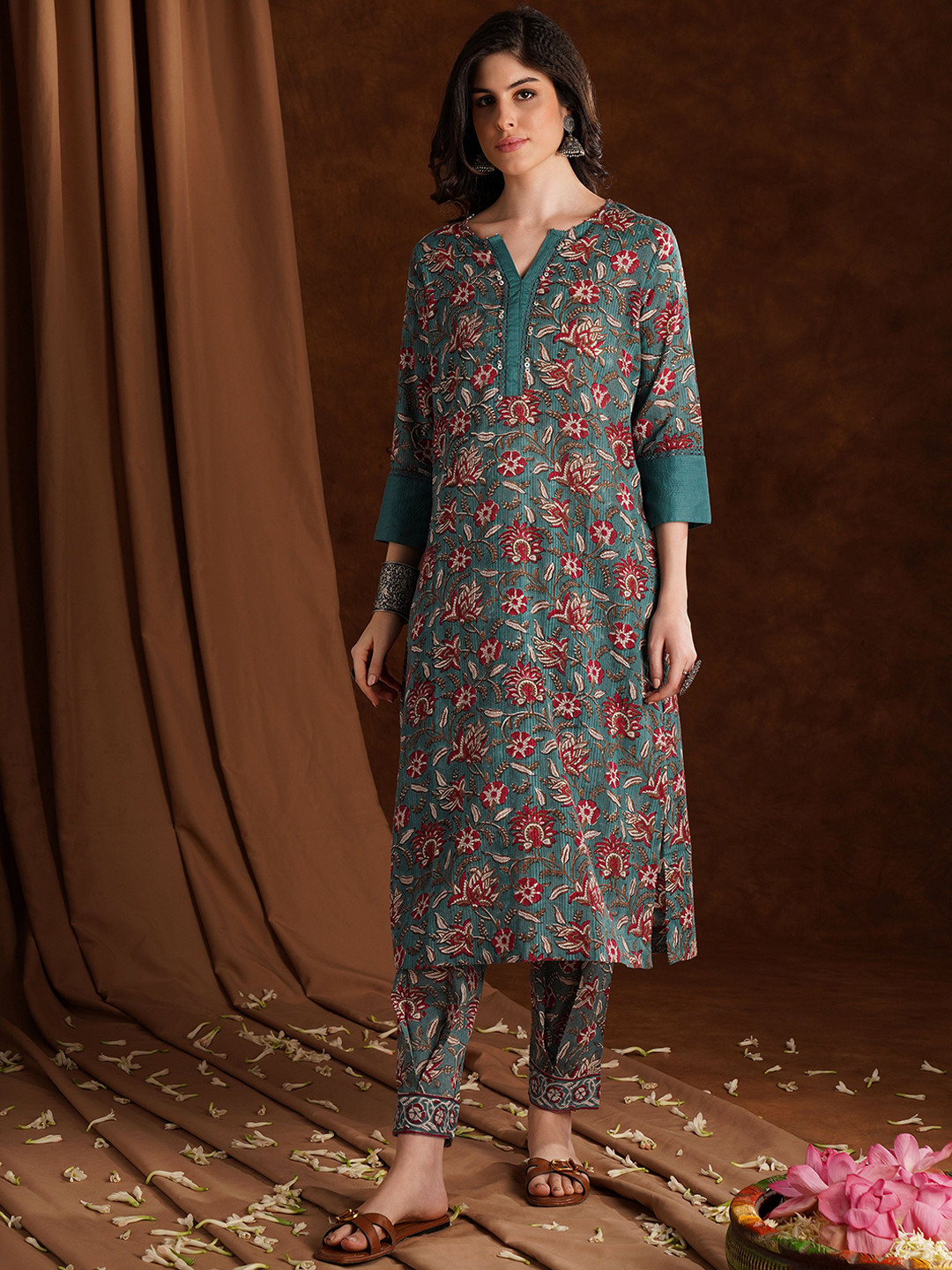

JAYPORE Floral Printed Round Neck Sequinned Straight Kurta, Green
