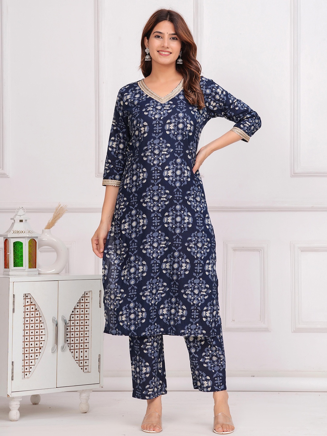

Aktasa Women Floral Printed V-Neck Straight Kurta With Trousers, Blue