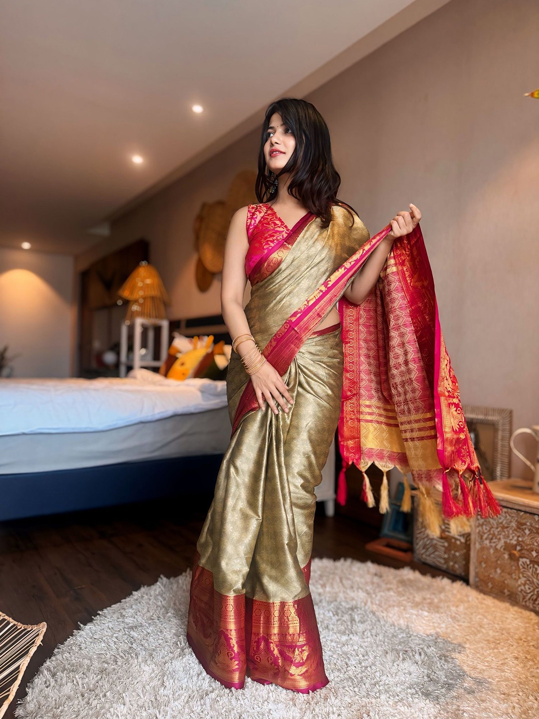 

LADY SHOPI Woven Design Sarees, Red