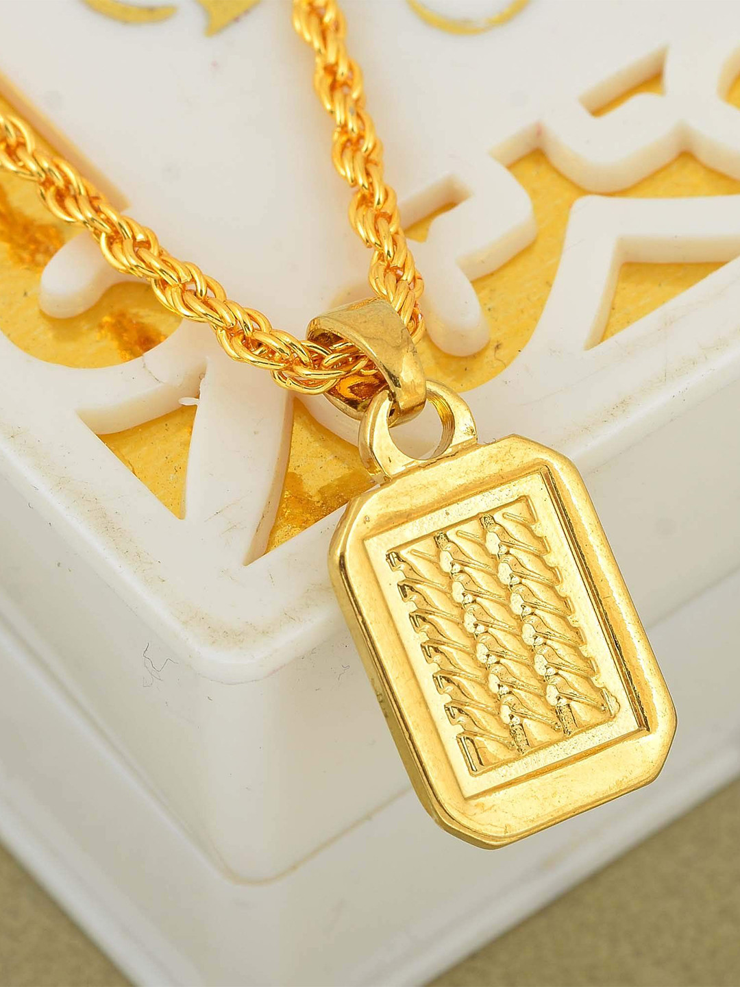 

MEMOIR Gold-Plated Pendant With Chain
