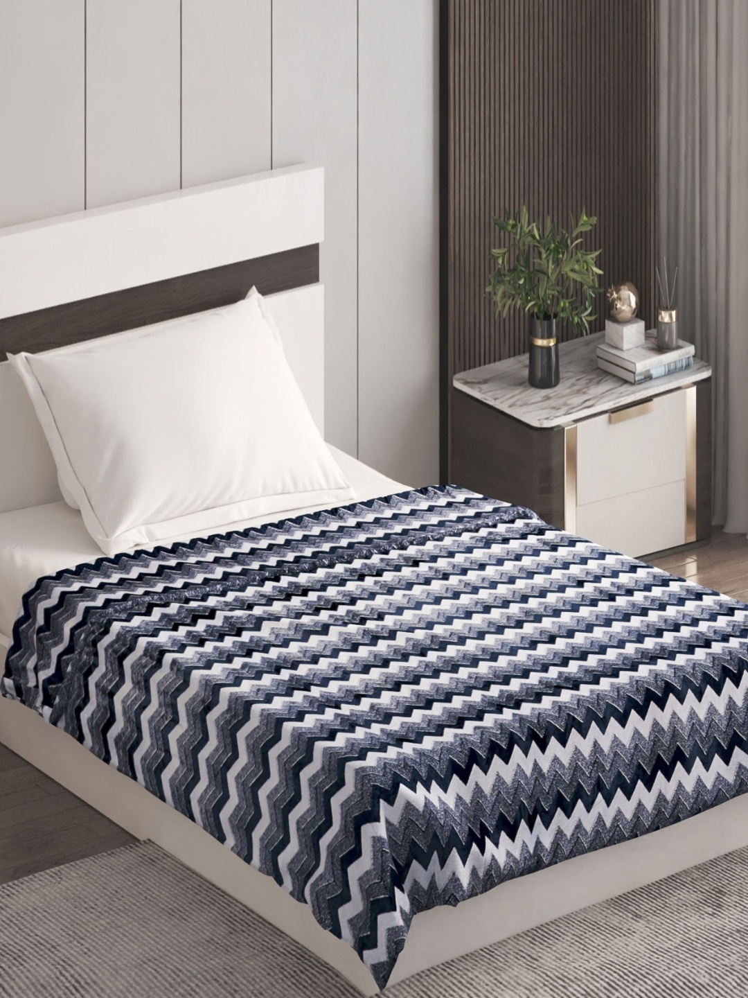 

Home Centre Radiant Blue & White Geometric Printed 210 GSM Single Bed Blanket