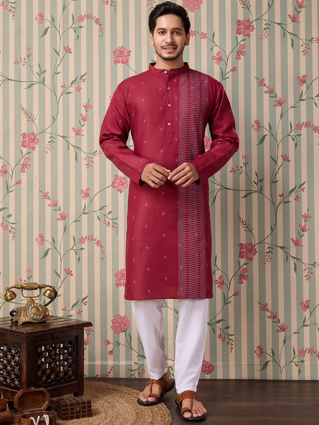 

Ode by House of Pataudi Geometric Butti Border Printed Mandarin Collar Straight Kurta, Maroon