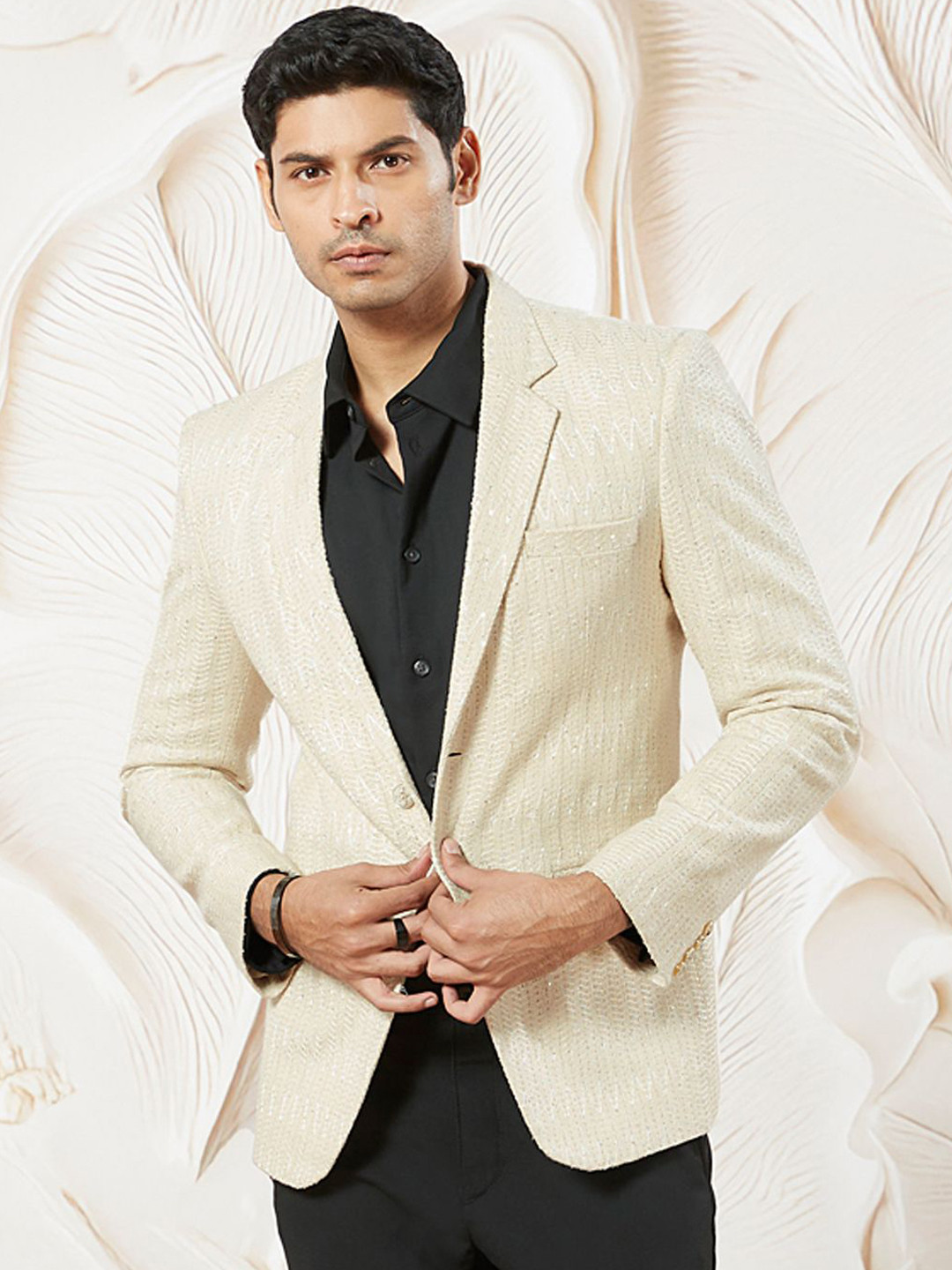 

VASTRAMAY Self Design Single Breasted Notched Lapel Collar Double Vent Slim Fit Blazer, Cream