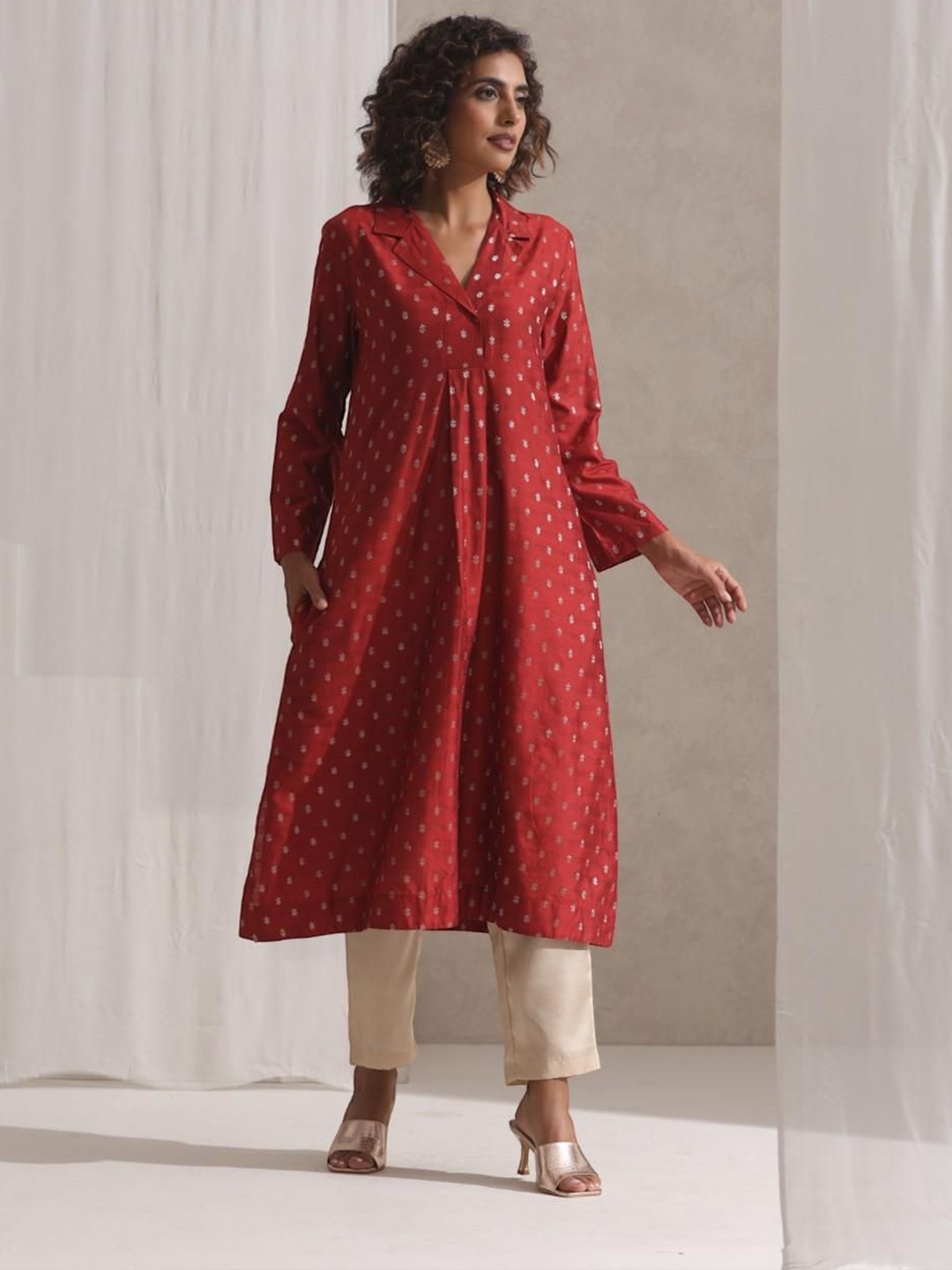 

Swtantra Women Floral Regular Varanasi Silk Kurta With Trousers, Red