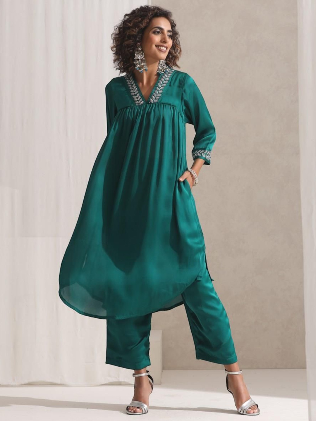 

Swtantra Women Floral Embroidered Regular Kurta with Trousers, Green