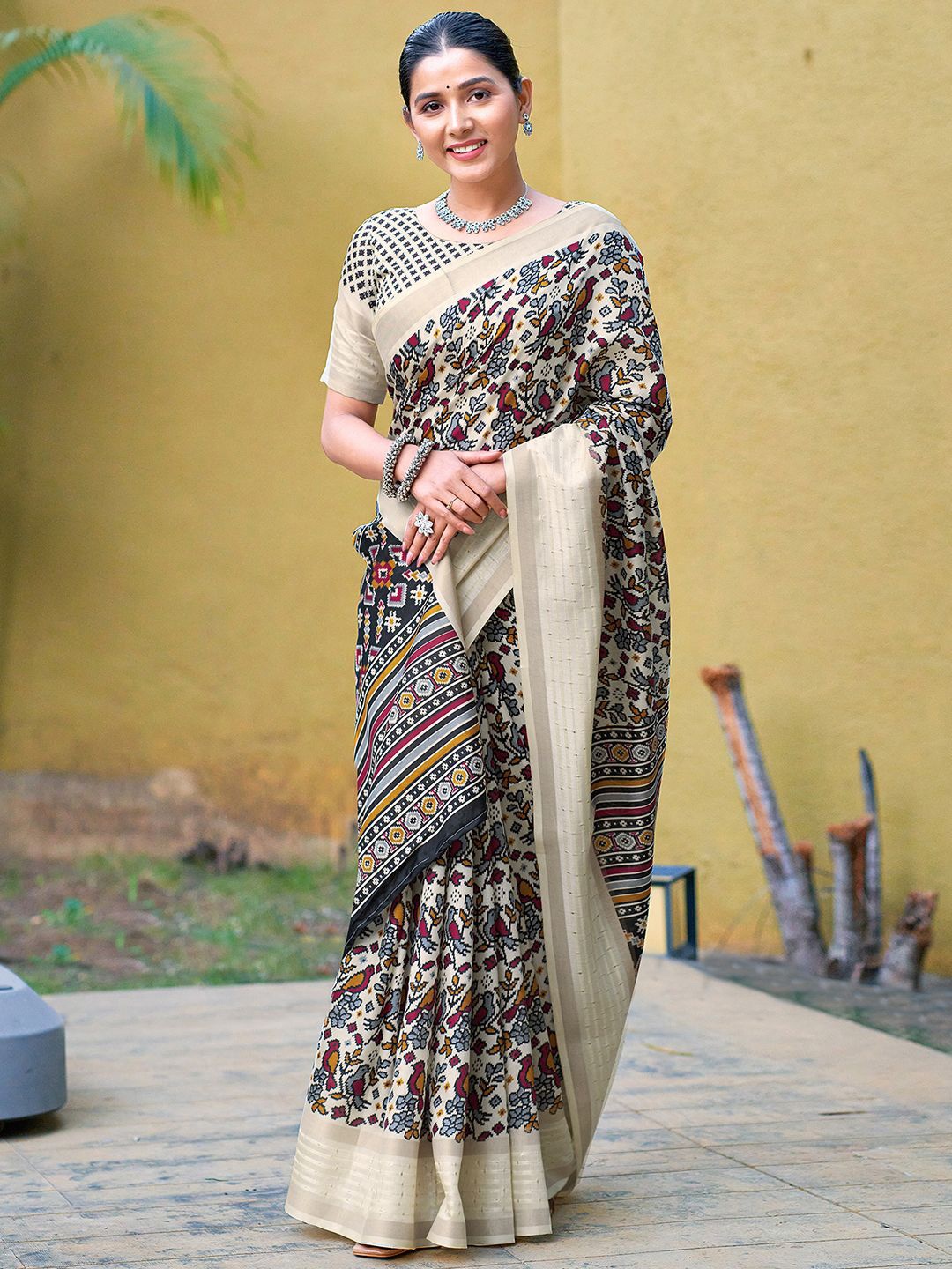 

KALINI Ethnic Motifs Printed Zari Saree, Grey