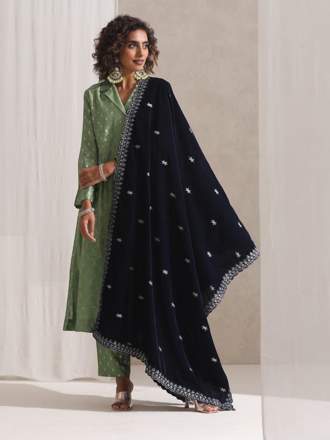 

Swtantra Women Floral Embroidered Regular Thread Work Kurta with Trousers, Green