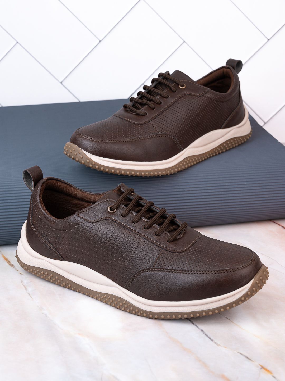 

The Roadster Lifestyle Co. Men Casual Lace-Up Sneakers, Brown
