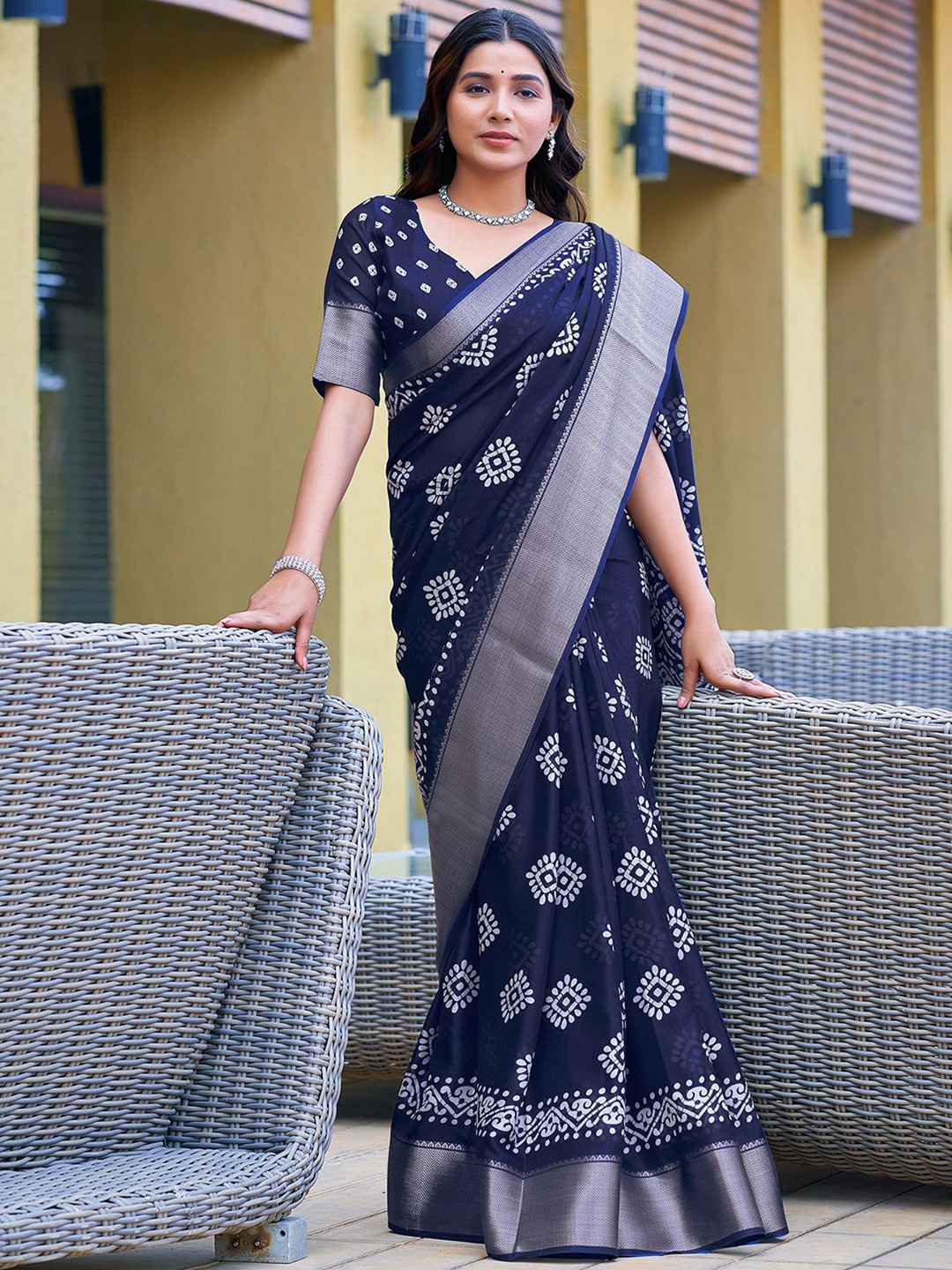 

KALINI Geometric Printed Saree With Blouse Piece, Blue