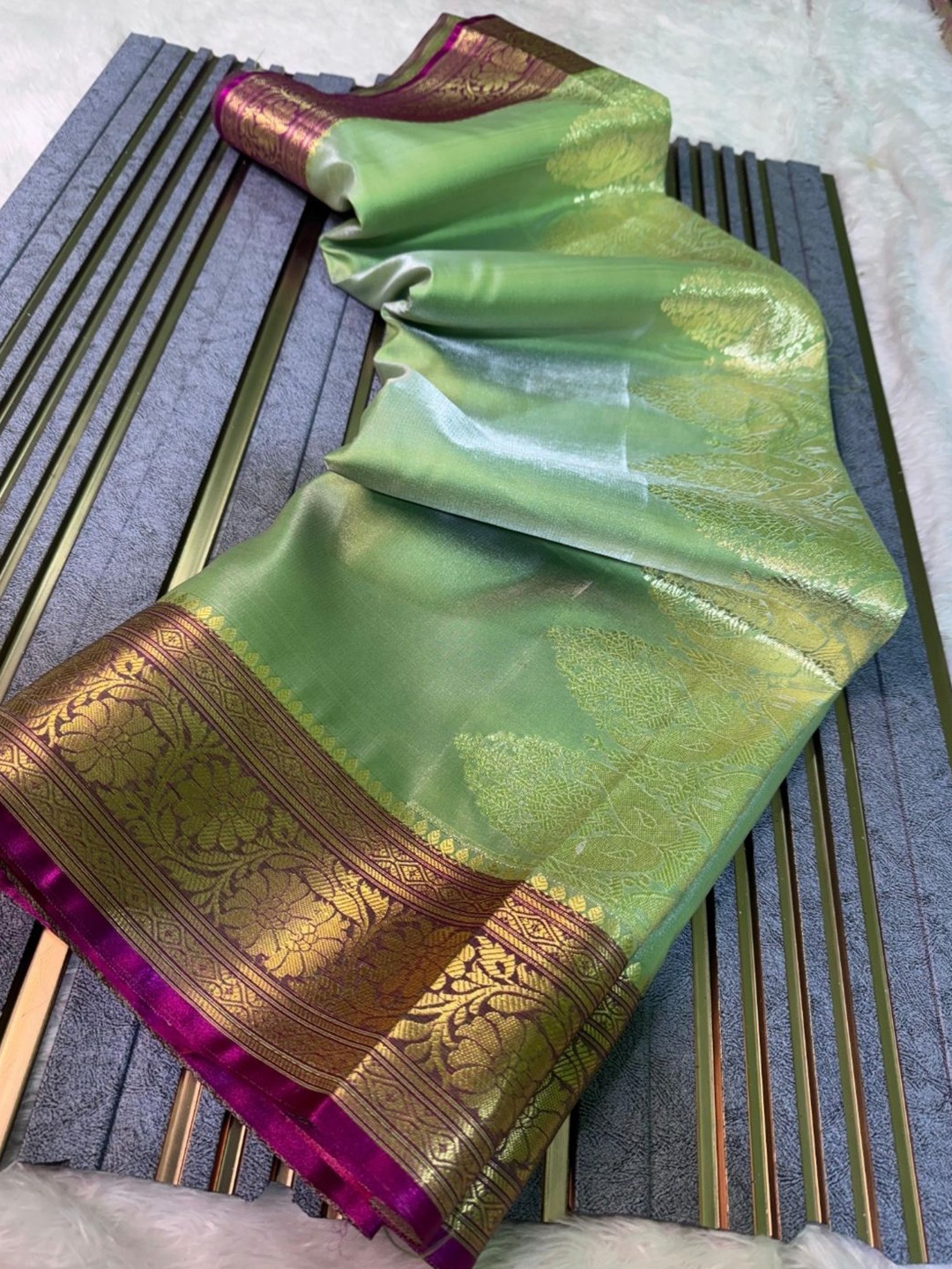 

DIVASTRI Ethnic Motifs Woven Design Zari Satin Banarasi Saree, Green