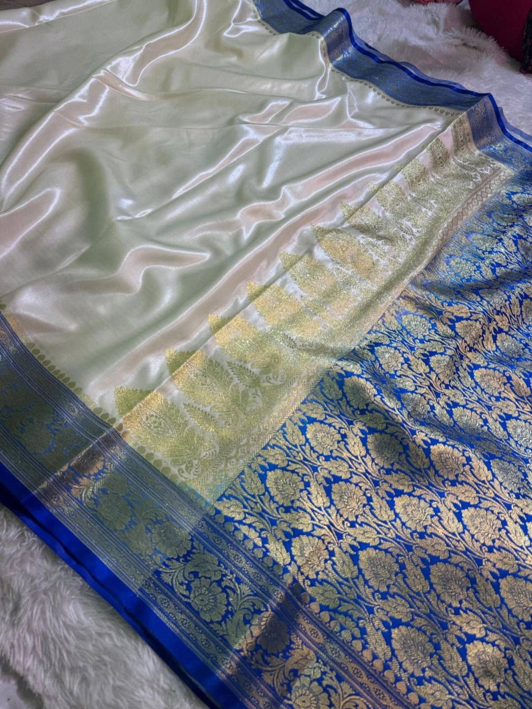 

DIVASTRI Woven Design Zari Banarasi Saree, Cream