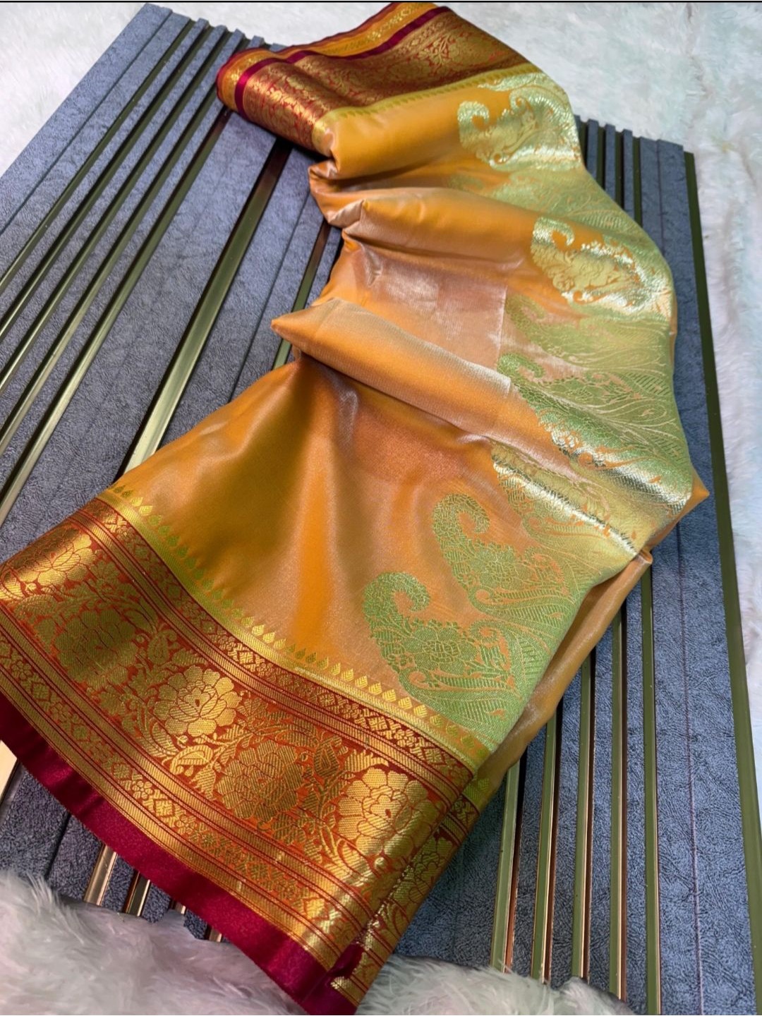 

DIVASTRI Woven Design Beads and Stones Banarasi Saree, Brown