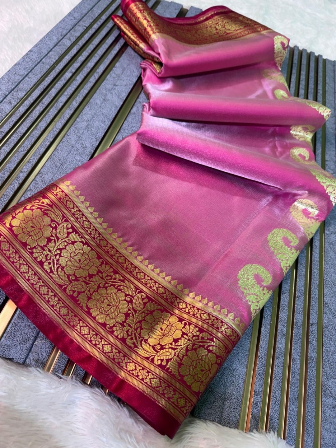 

DIVASTRI Woven Design Zari Banarasi Saree, Pink
