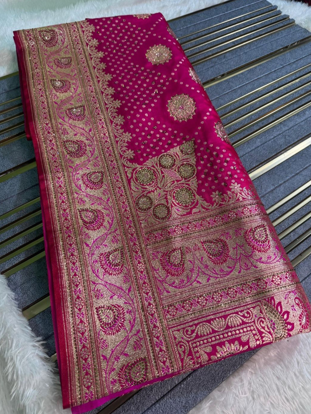 

DIVASTRI Ethnic Motifs Beads and Stones Banarasi Saree, Pink