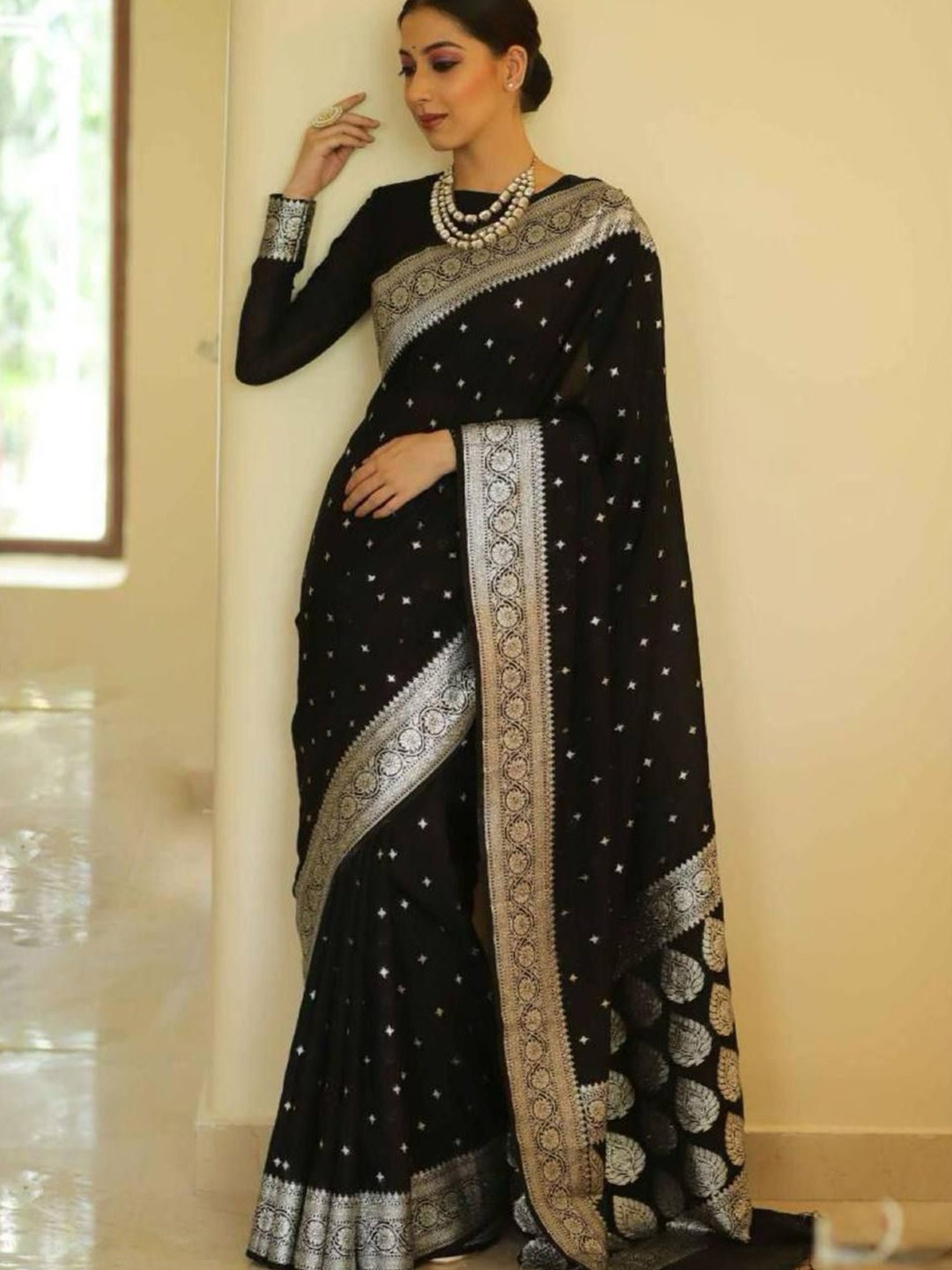 

KALINI Woven Design Zari Banarasi Saree, Black