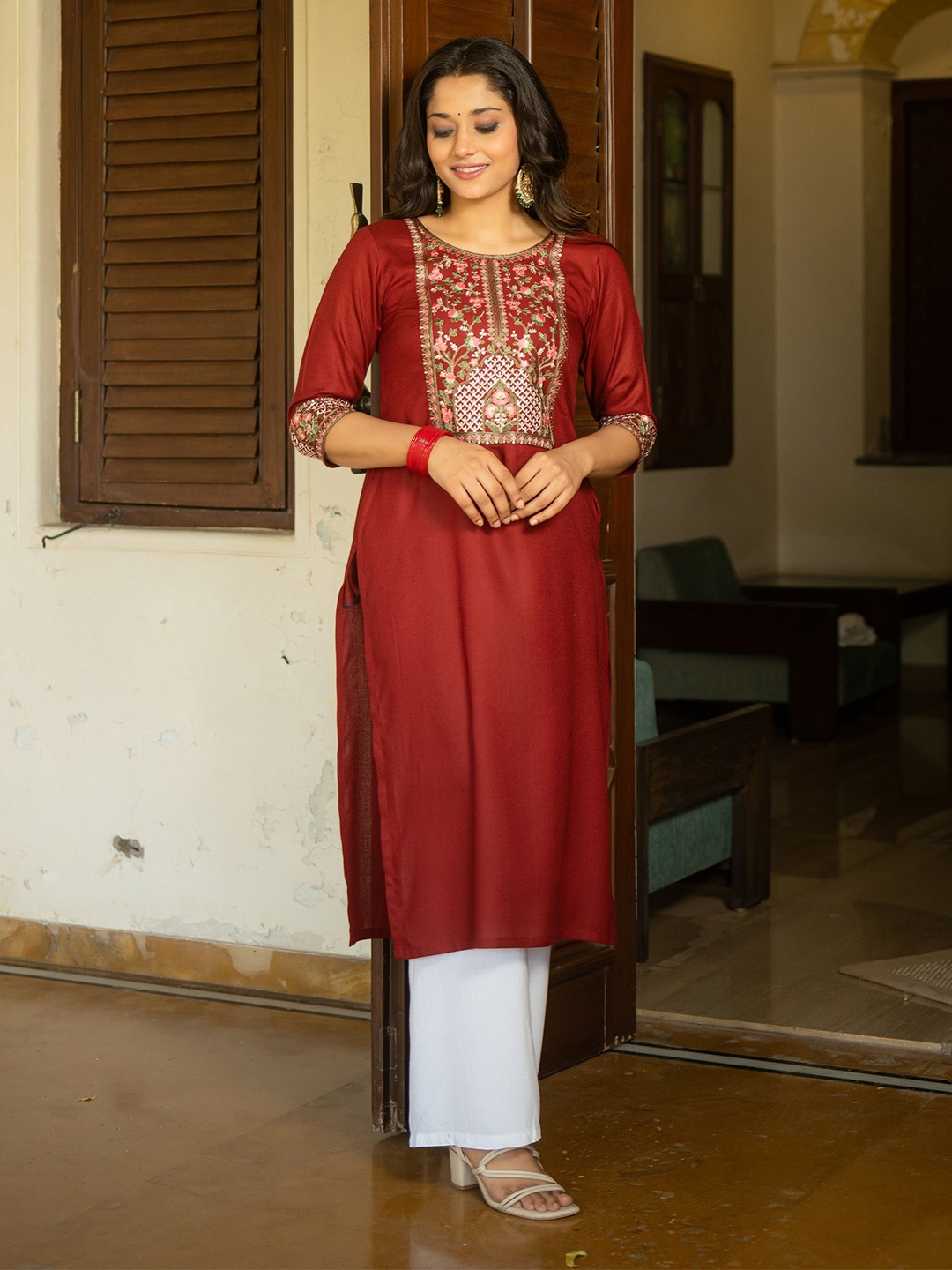 

GULABOSITABO Women Yoke Design Thread Work Kurta, Maroon