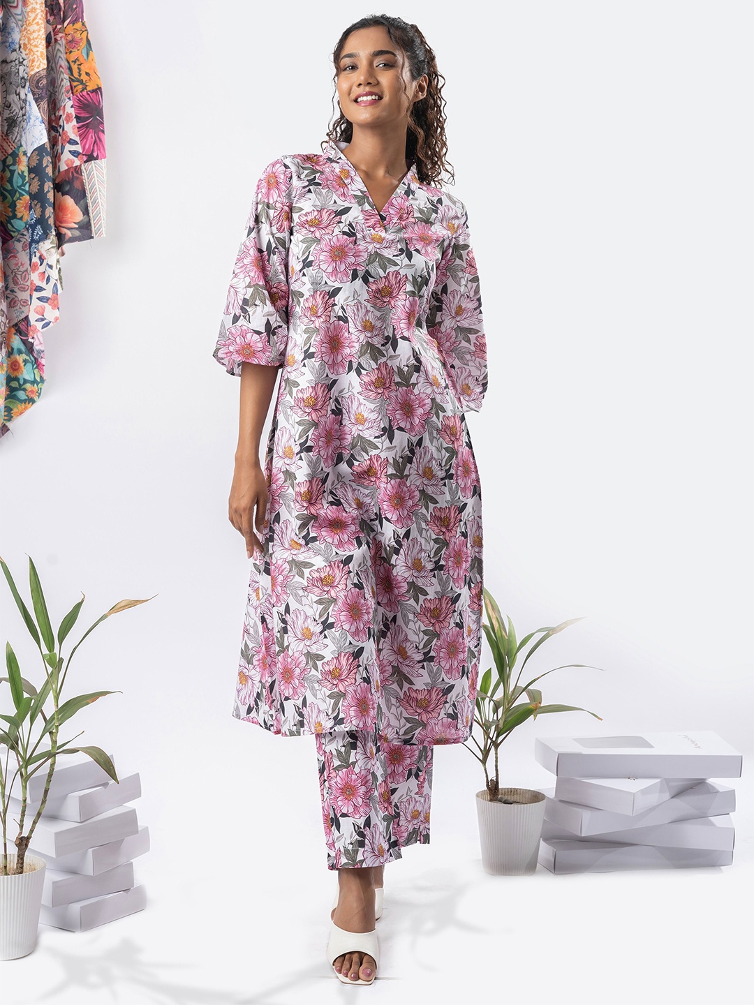 

GULABOSITABO Women Floral Printed Kurta, Pink