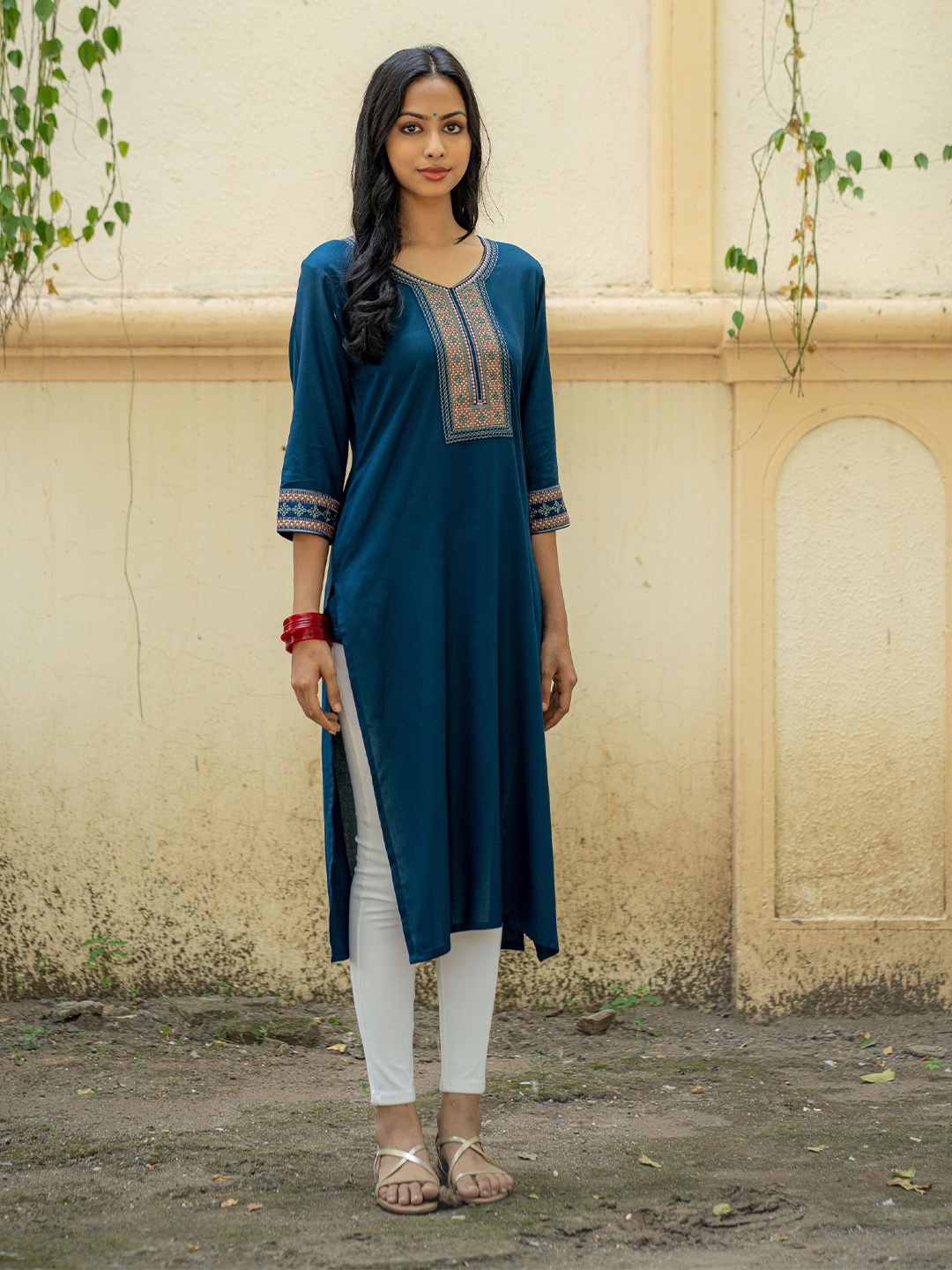 

GULABOSITABO Women Yoke Design Thread Work Kurta, Blue