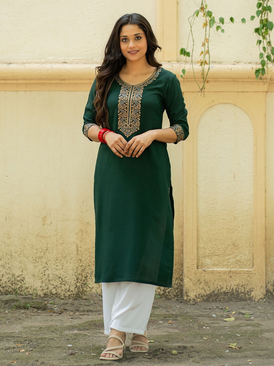 

GULABOSITABO Women Yoke Design Thread Work Kurta, Green